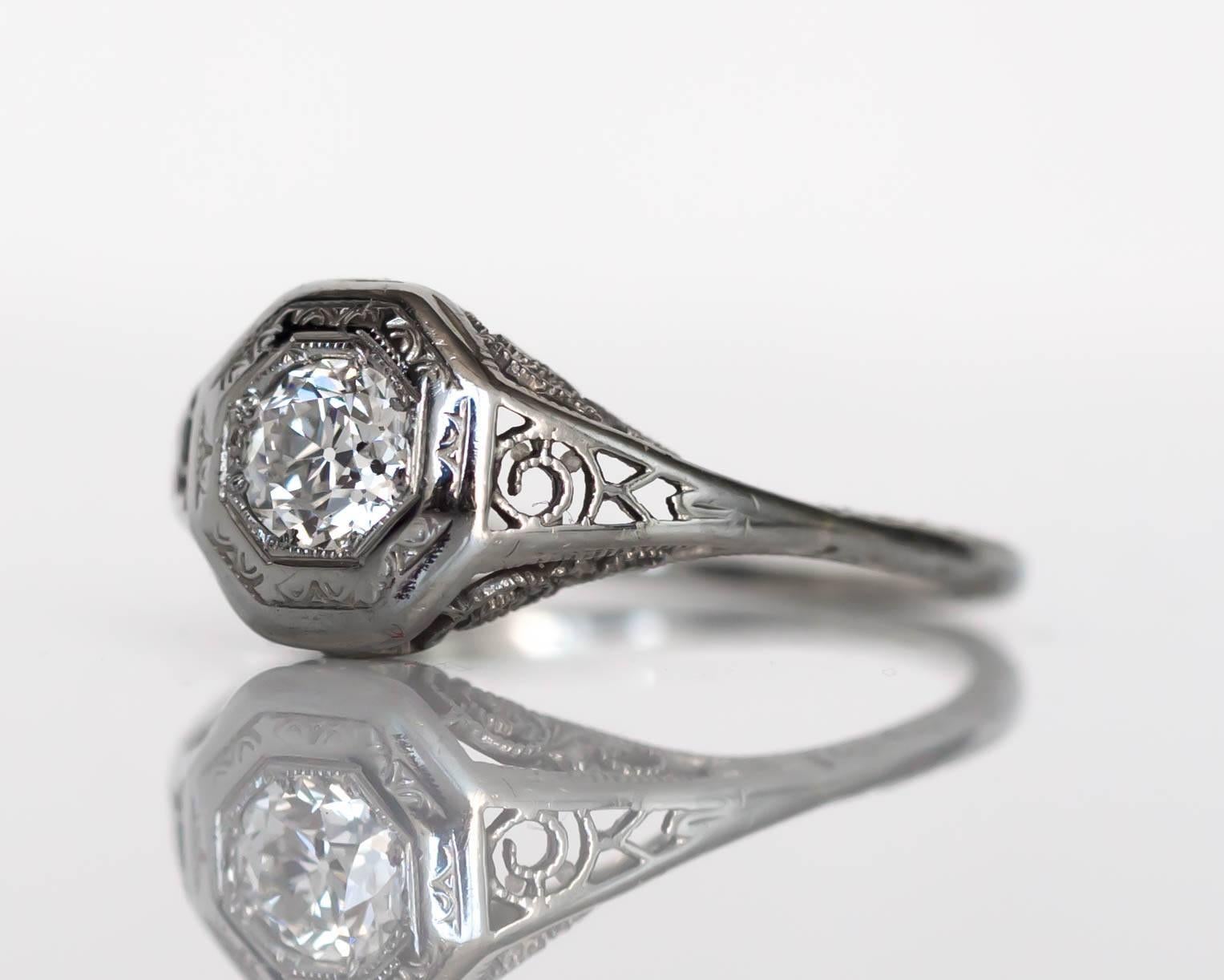 Détails de l'article : 
Taille de lla bague : 6
Type de métal : Or blanc 18 carats 
Poids : 2.2 grammes

Détails du diamant central
Diamant central certifié GIA - Certificat #1182254598
Forme : Brillant circulaire
Poids en carats : .35