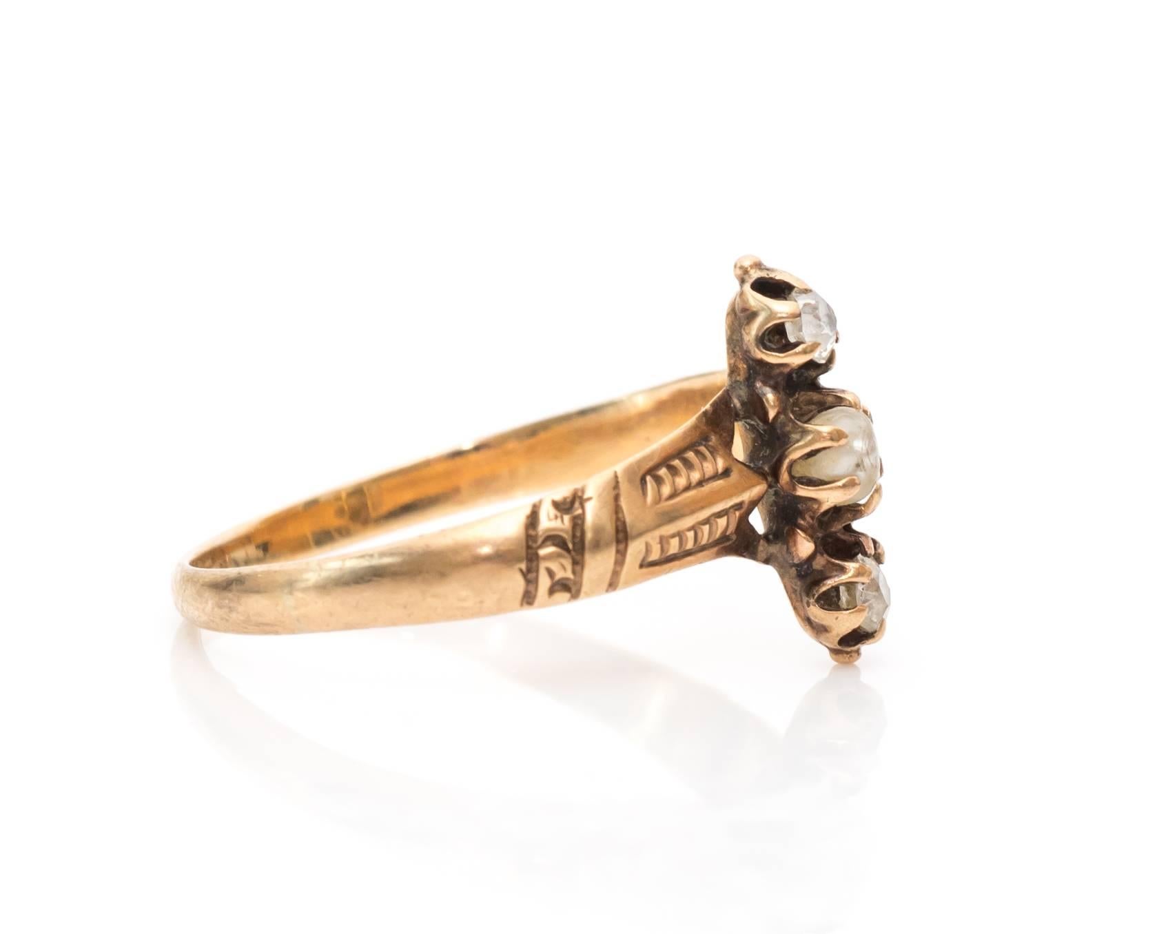 Das perfekte Akzentstück voller Glanz und Gloria. Dieser Ring aus den 1890er Jahren ist süß und raffiniert mit einer zentralen Saatperle und zwei einzeln geschliffenen Diamanten als Akzent. Jeder Stein ist in einer Sechs-Zacken-Fassung gefasst. Die