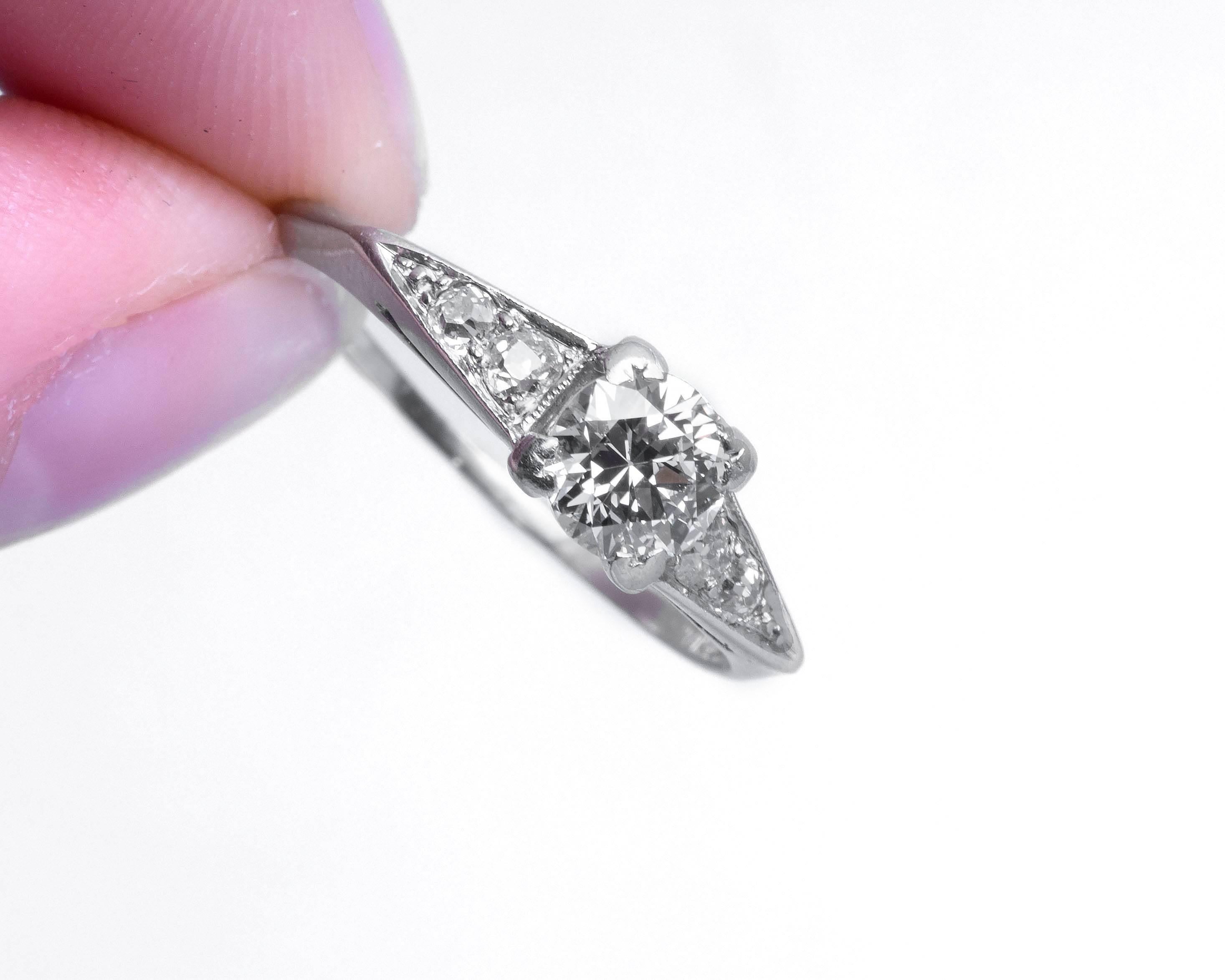 Bague de fiançailles en platine Art déco des années 1930 avec diamant taille européenne ancienne de 0,60 carat Excellent état - En vente à Hicksville, NY