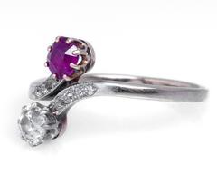 Anello di fidanzamento Toi et Moi in oro giallo e platino con diamante e rubino del 1890