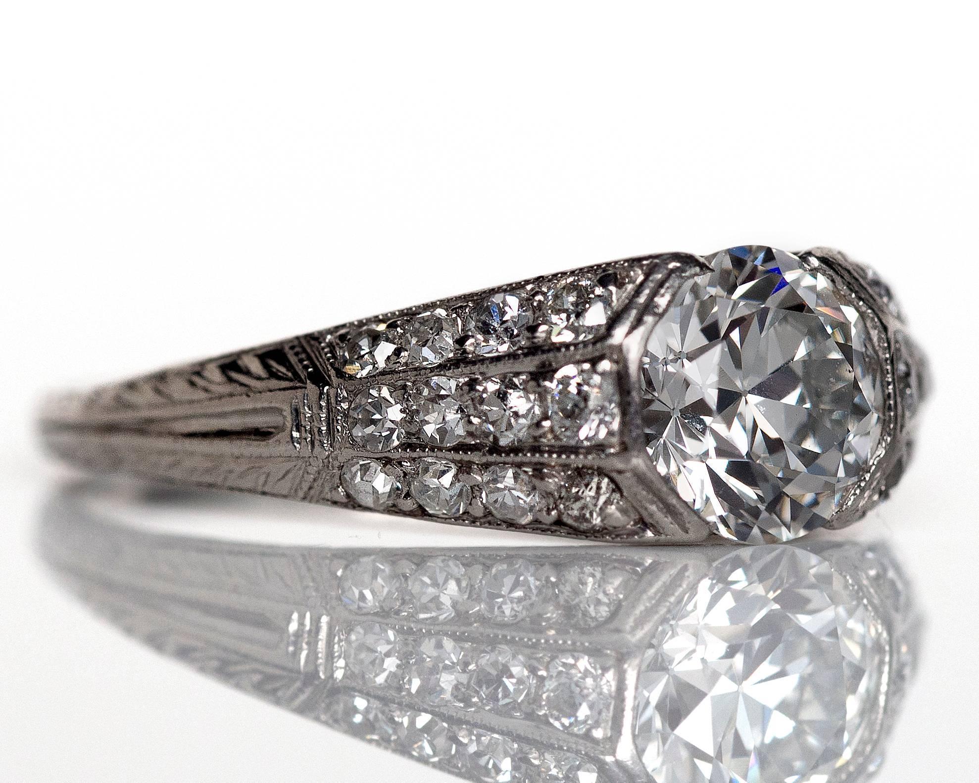 Dettagli dell'articolo: 
Misura dell'anello: 6,75
Tipo di metallo: Platino
Peso: 3,9 grammi

Dettagli del diamante centrale
Forma: Brillante europeo antico 
Peso in carati: 1,18 carati
Colore: H
Chiarezza: VS1
Polacco: