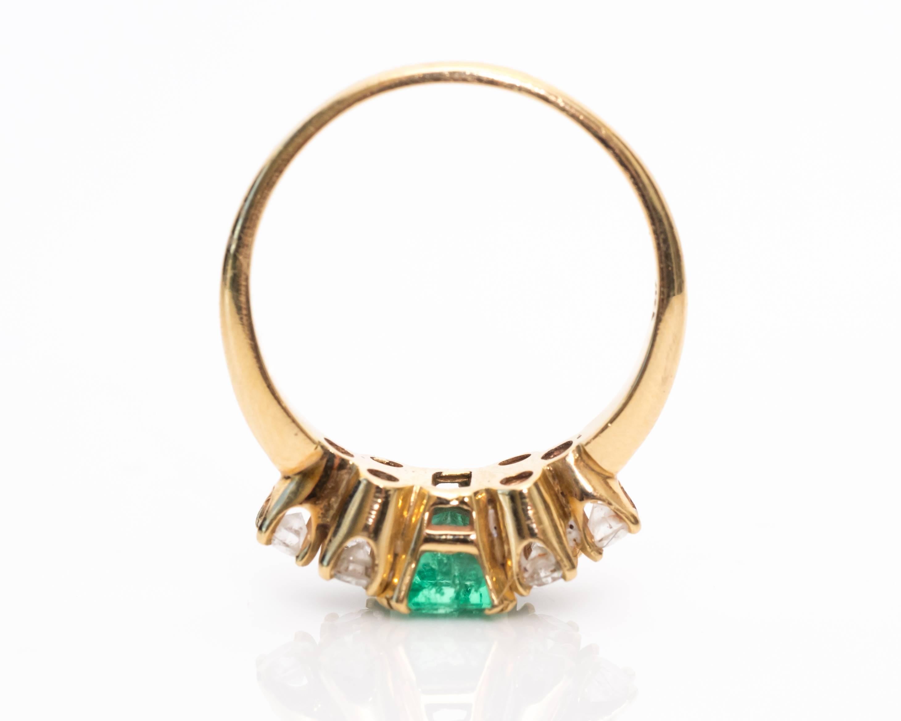 1950s Colombian Emerald Diamond Yellow Gold Ring In Good Condition In Atlanta, GA