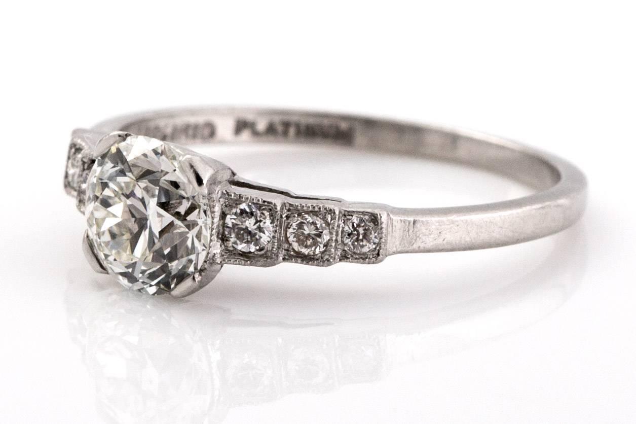 Détails de l'article : 
Taille de lla bague : 6
Type de métal : Platine
Poids : 2,8 grammes

Détails du diamant central
Diamant central CERTIFIÉ GIA - Certificat #1182346622
Forme : Circulaire Brillant
Poids carat : .87 carat
Couleur : J
Clarté :