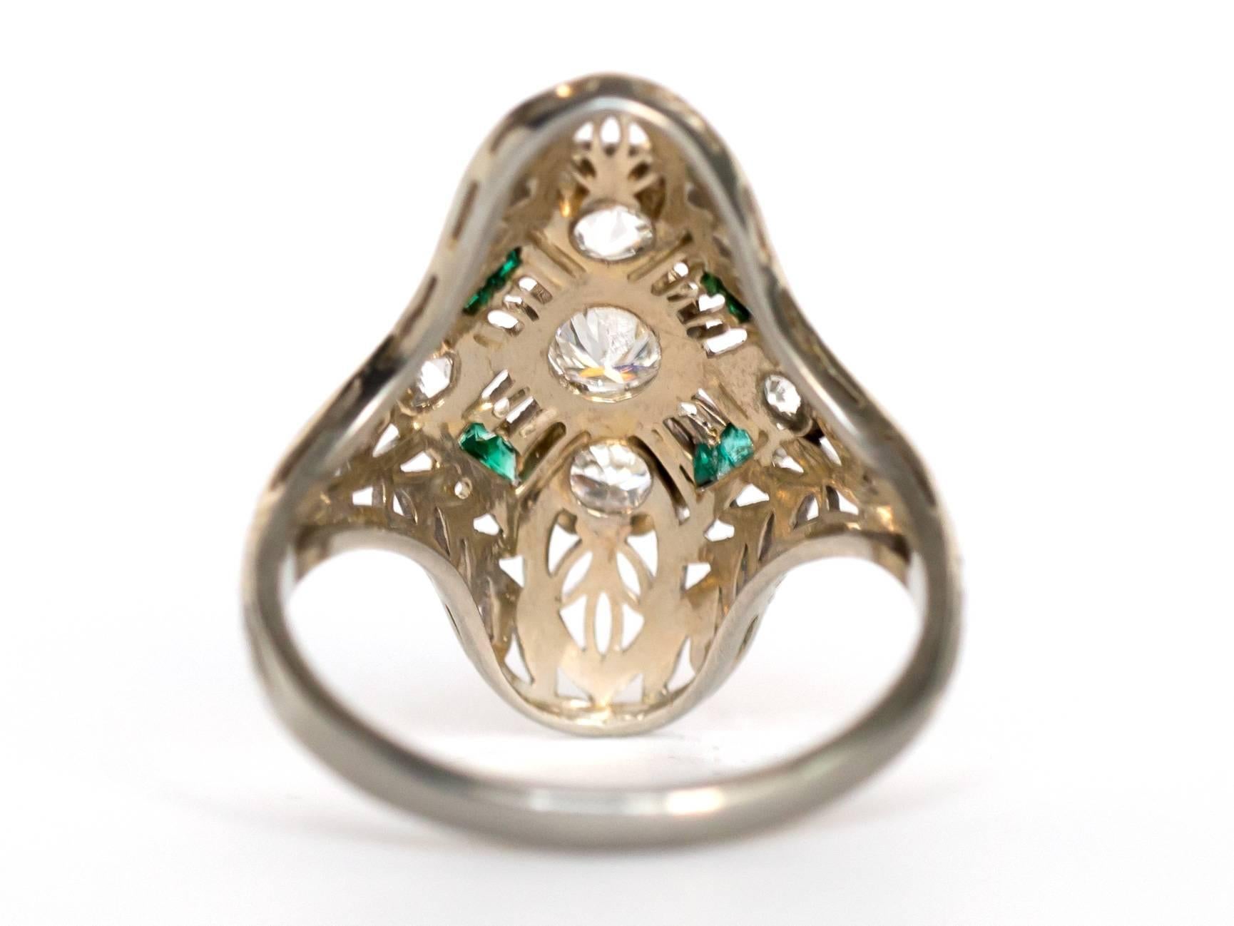 Bague de fiançailles en platine avec diamants et émeraudes de 0,50 carat, années 1930 Excellent état - En vente à Atlanta, GA