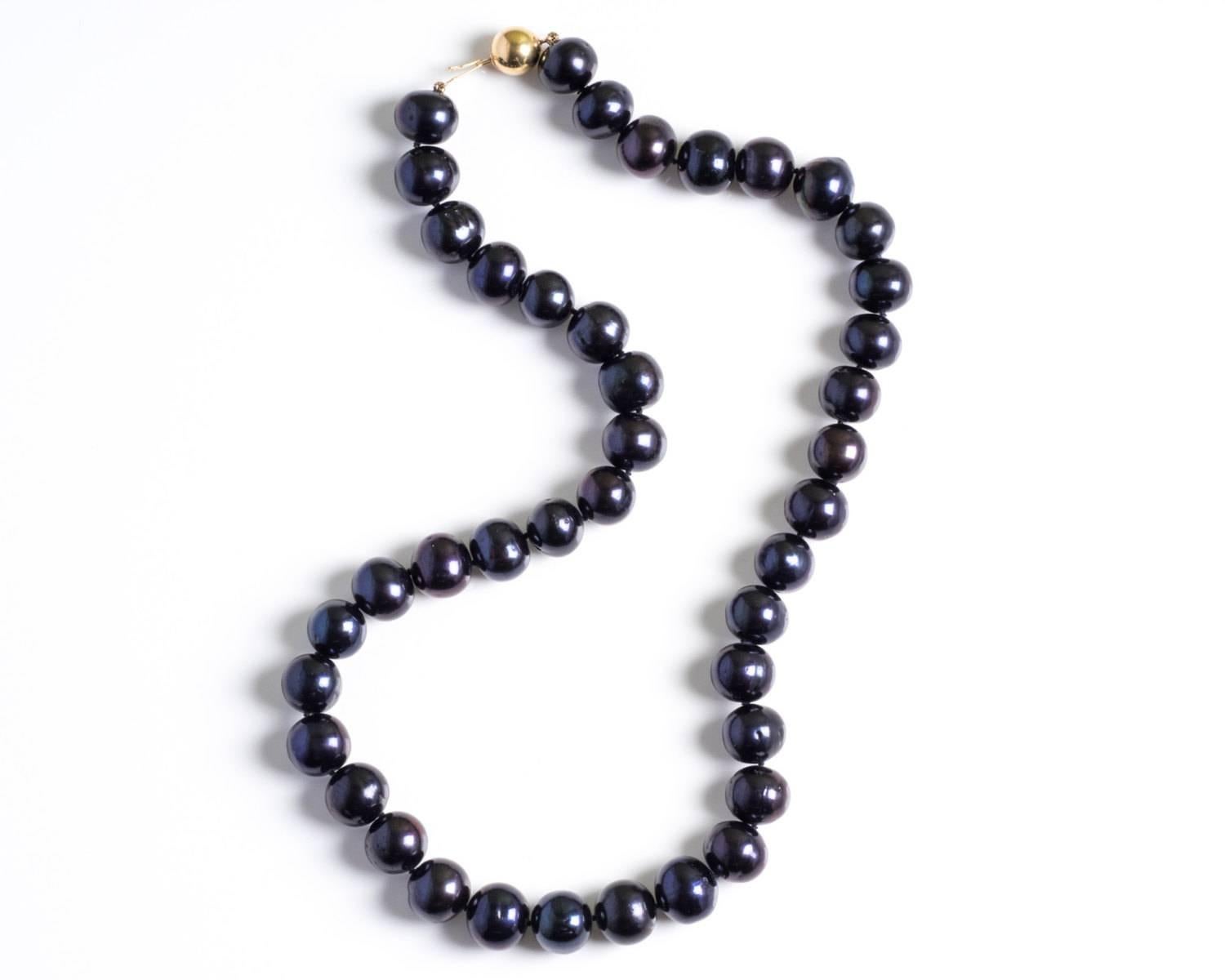 Women's or Men's 1980s Tahitian Saltwater Dyed Pearl and Gold Necklace