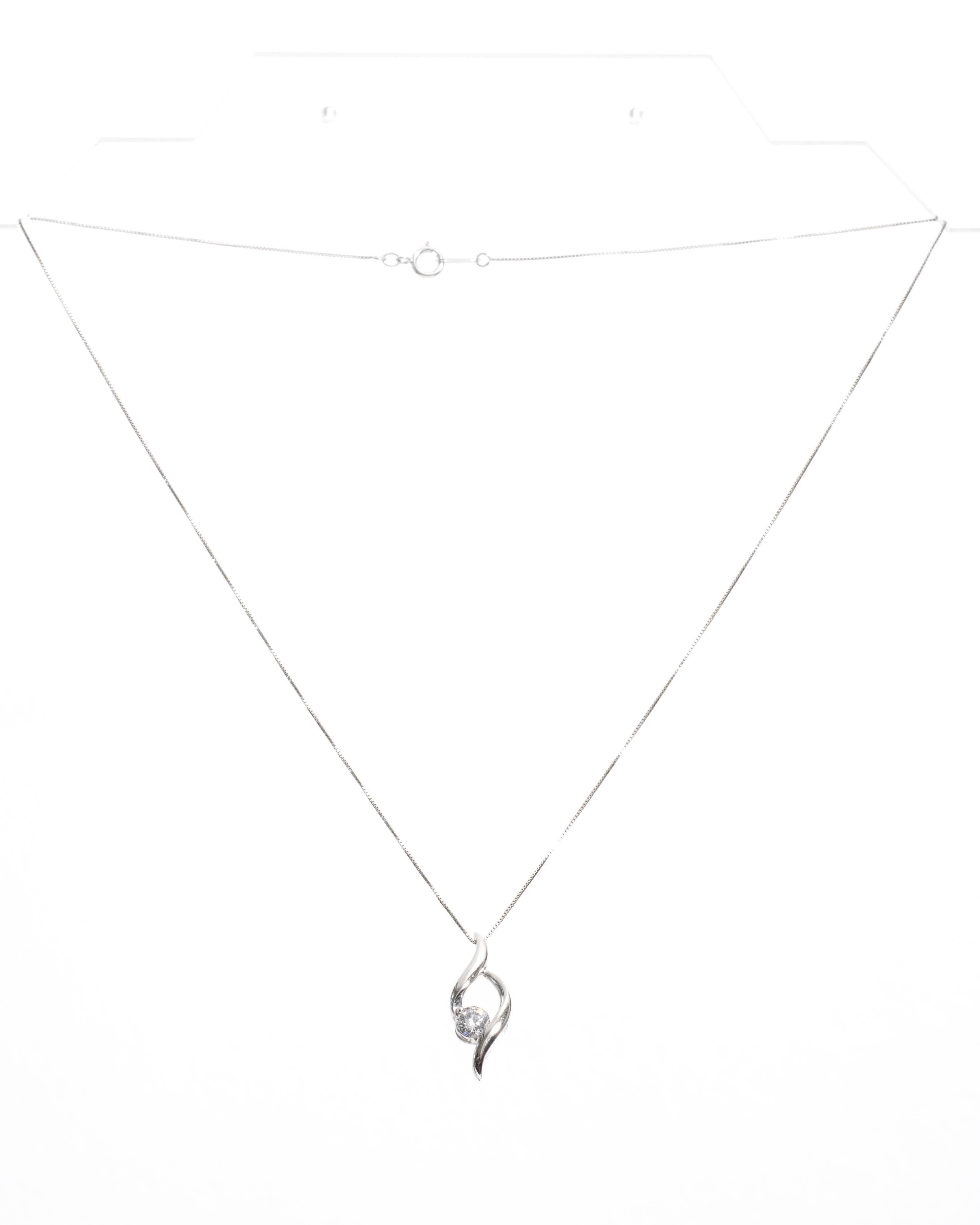 Moderne Collier solitaire infini en or blanc avec diamants de 0,50 carat en vente