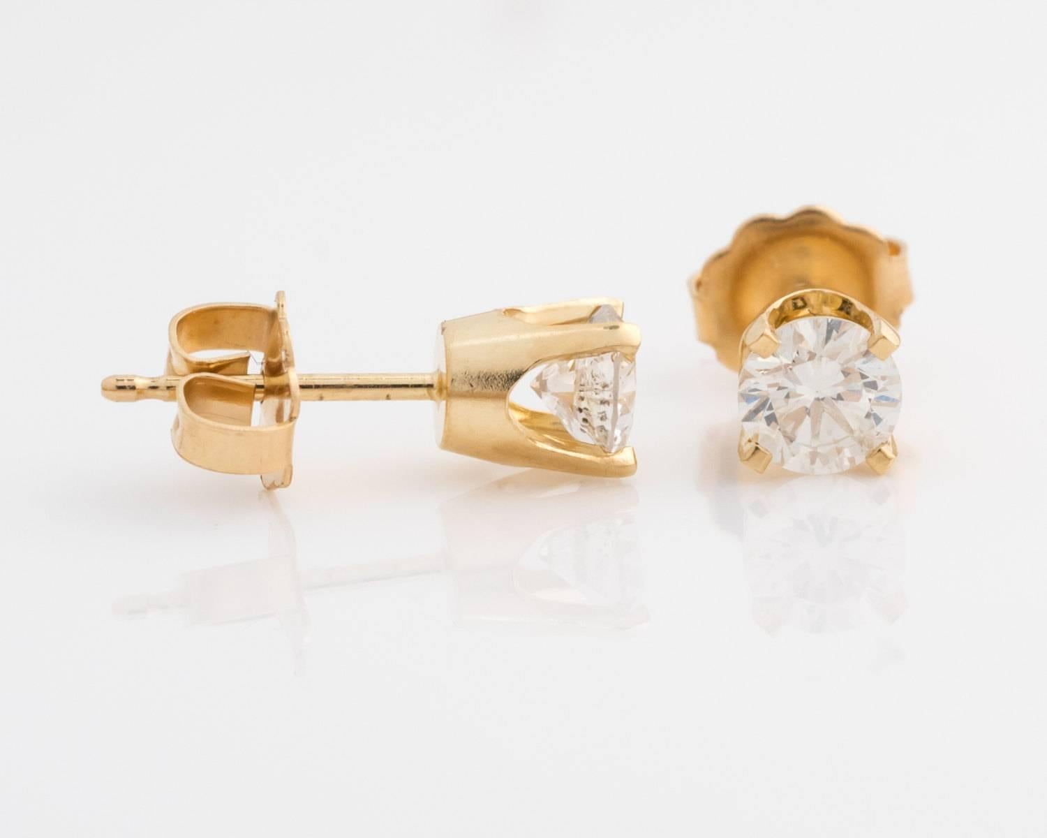 Modern 0.65 Carat Diamond and 14 Karat Yellow Gold Stud Earrings