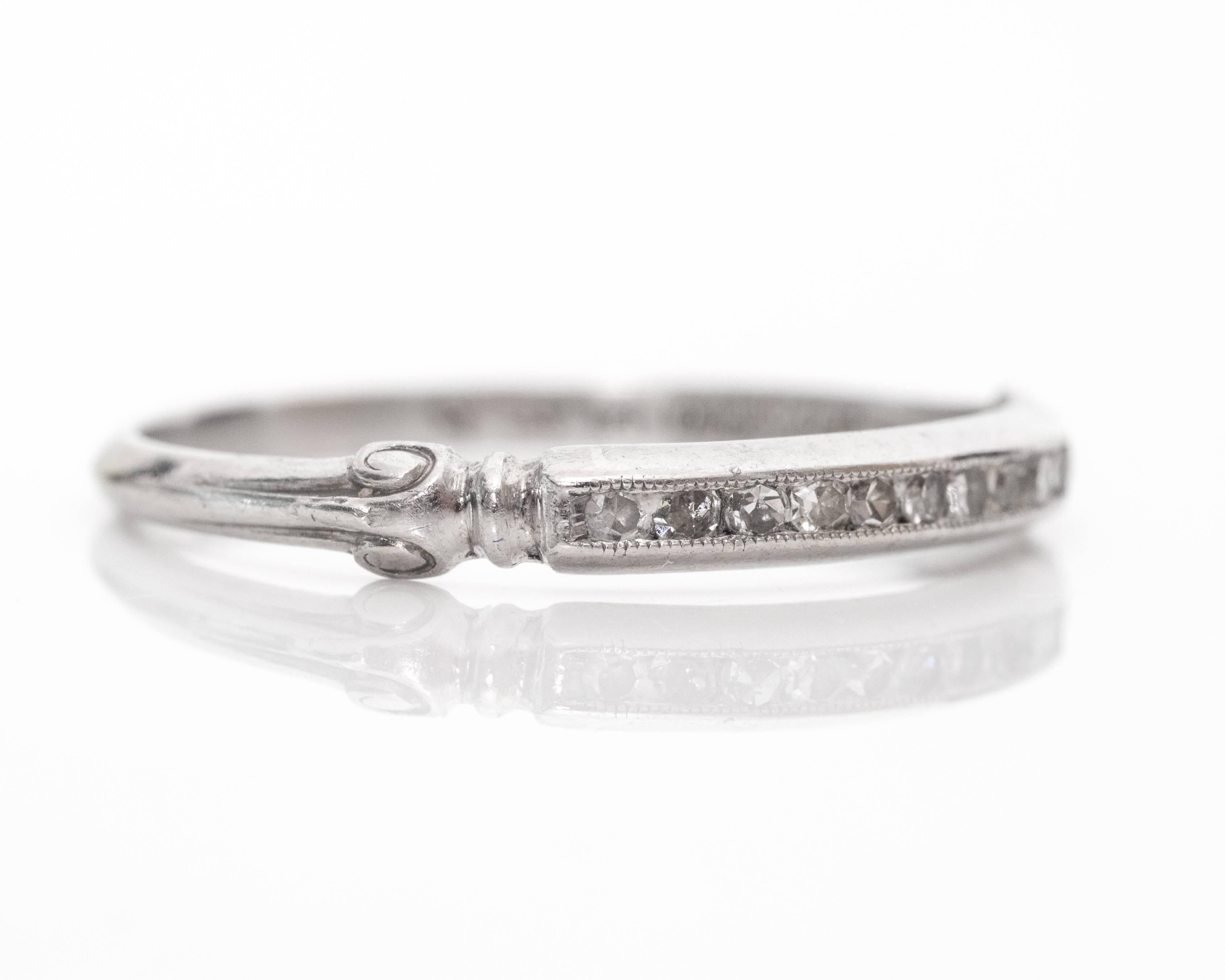 1915 Art Deco .12 Karat Diamant, Platin Hochzeitsband verfügt über 10 einzelne Diamanten Kanal entlang der vorderen Rahmen mit einem Milgrain Grenze gesetzt. Unter den Steinen befindet sich keine Galerie. Die Schultern des Rings sind mit Ätzungen