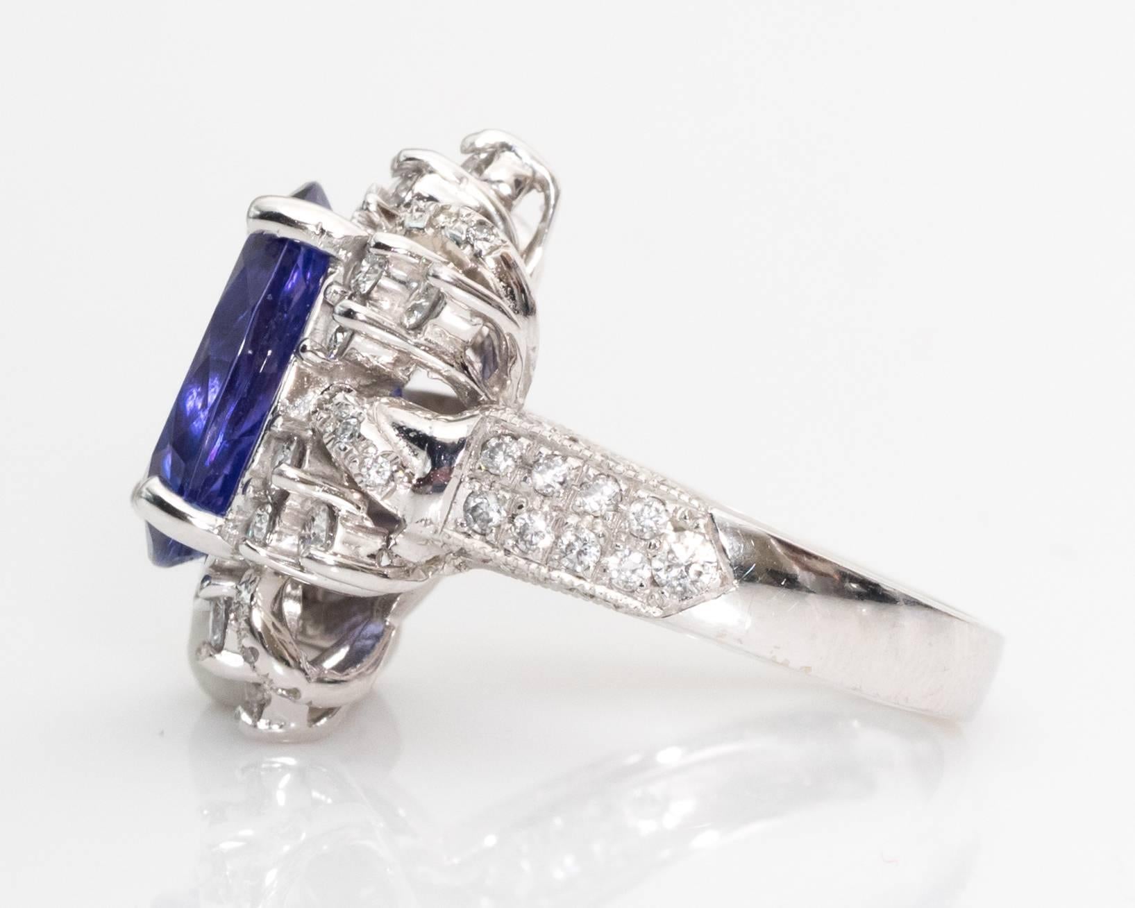 1980s Tanzanite and Diamond 14 Karat White Gold Ring In Good Condition In Atlanta, GA