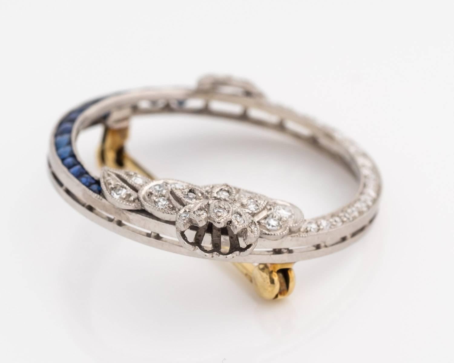 Taglio francese CIRCA 1915 Spilla con diamanti, zaffiri, platino e oro 14 carati in vendita