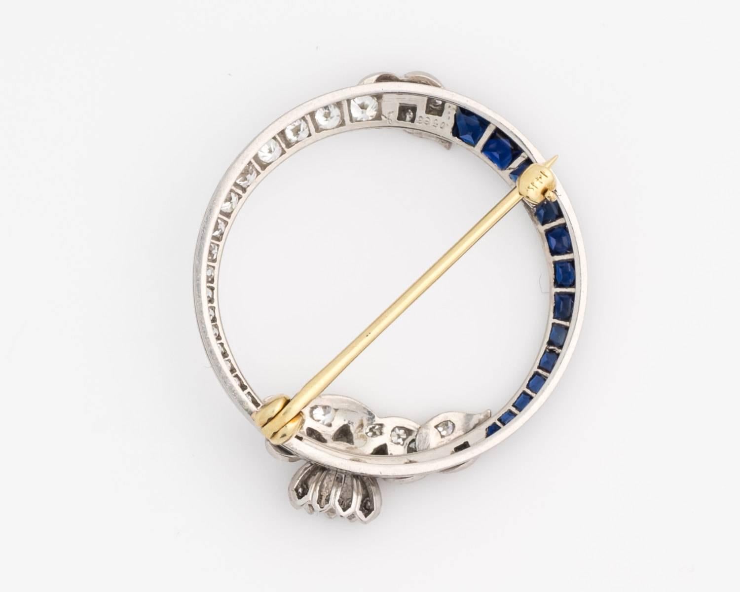 CIRCA 1915 Spilla con diamanti, zaffiri, platino e oro 14 carati In condizioni ottime in vendita a Hicksville, NY
