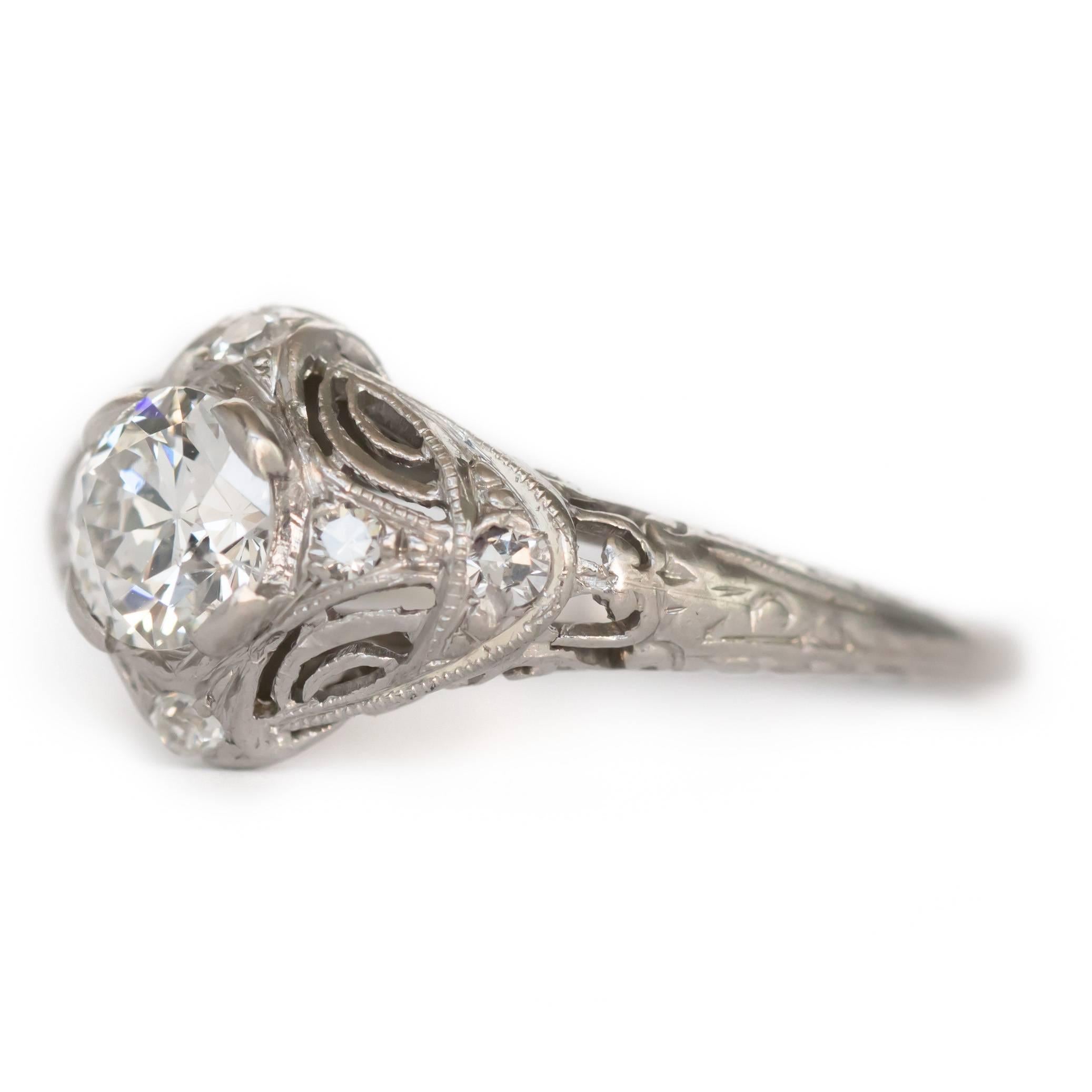 Détails de l'article : 
Taille de l'anneau : 5,75
Type de métal : Platine
Poids : 3,4 grammes

Détails du diamant central :
Diamant central certifié GIA - Certificat # 6187637851
Forme : Rond Brillant
Poids en carats : 0,60 carat
Couleur : F
Clarté