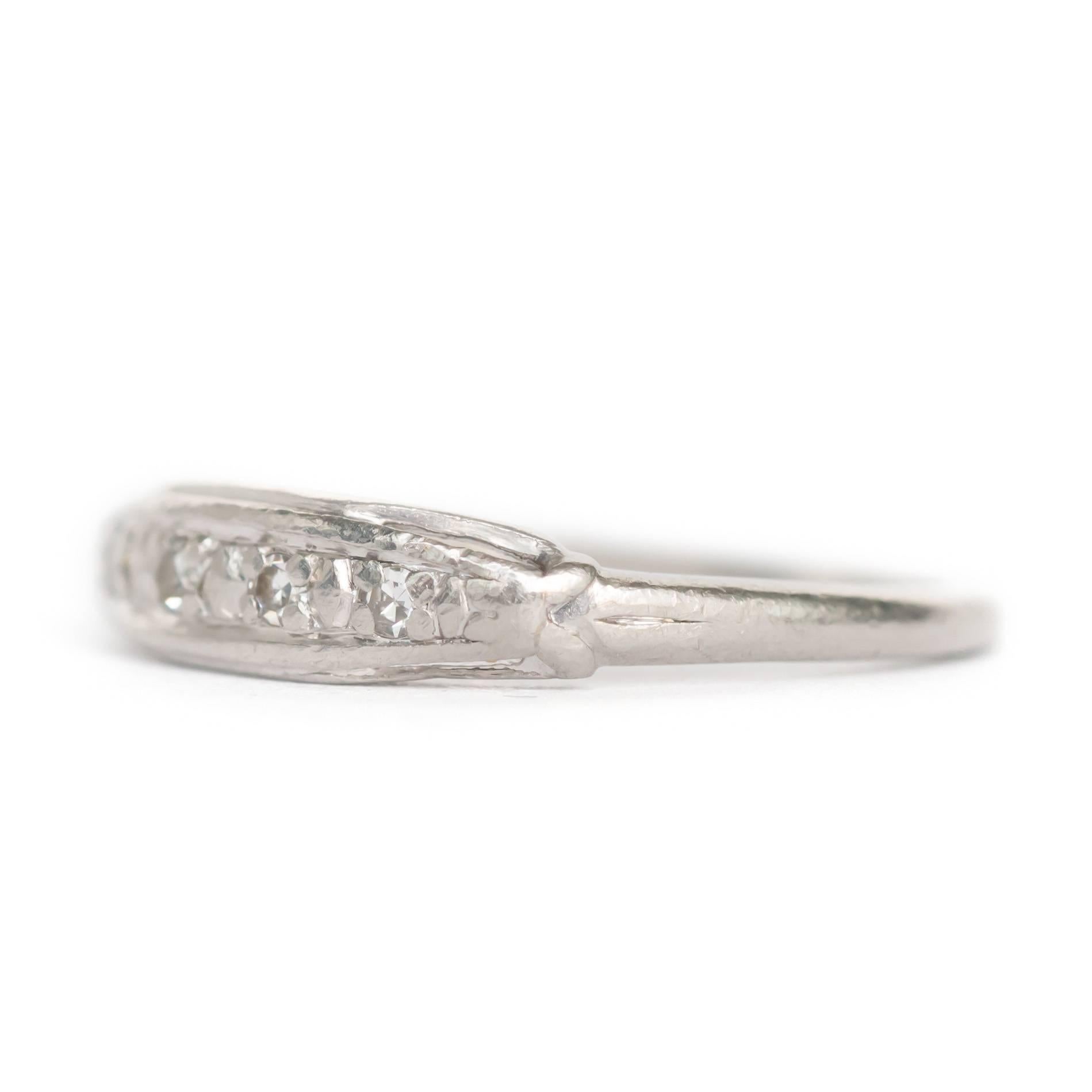Détails de l'article : 
Taille de l'anneau : Environ 5,15
Type de métal : Platine
Poids : 2,6 grammes

Détails du diamant central :
Forme : Antique Single Cut
Poids en carats : .05 carat, poids total
Couleur : F
Clarté : VS1

Mesure du doigt au