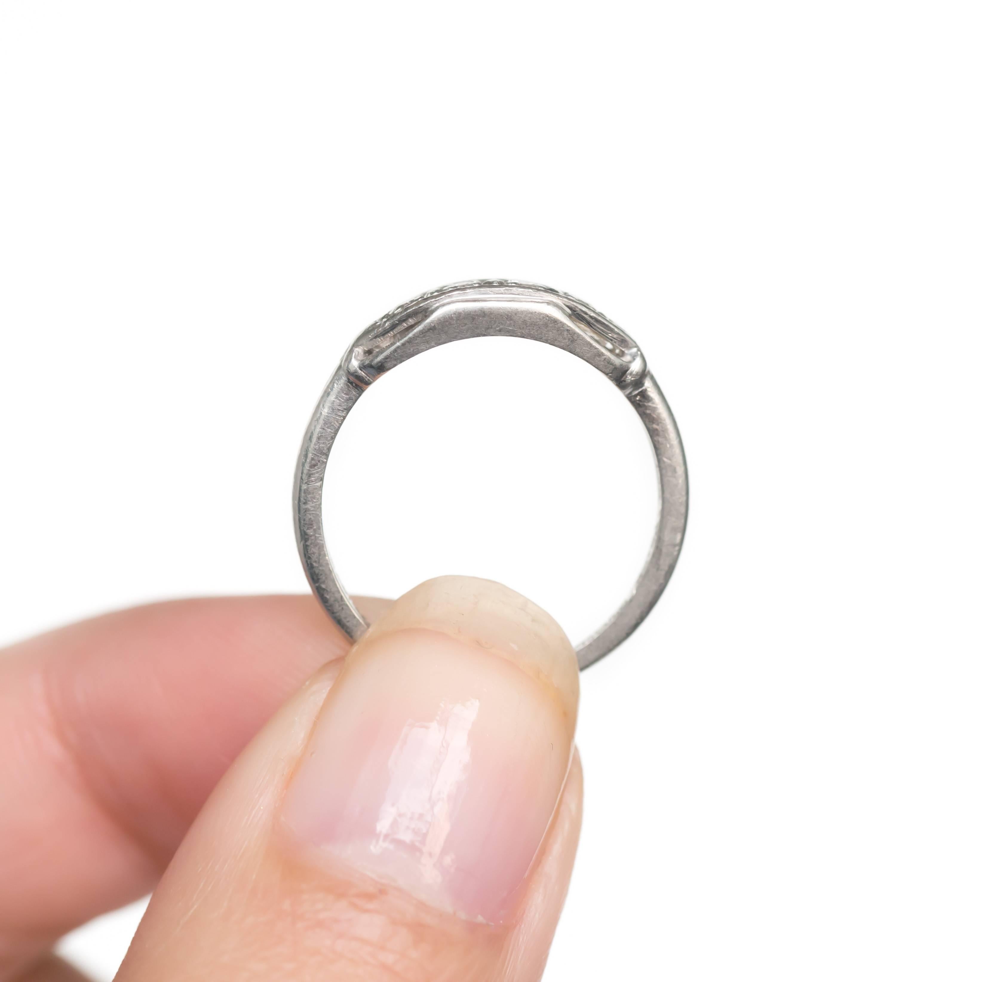 Alliance en platine avec diamants de 0,05 carat, poids total Pour femmes en vente