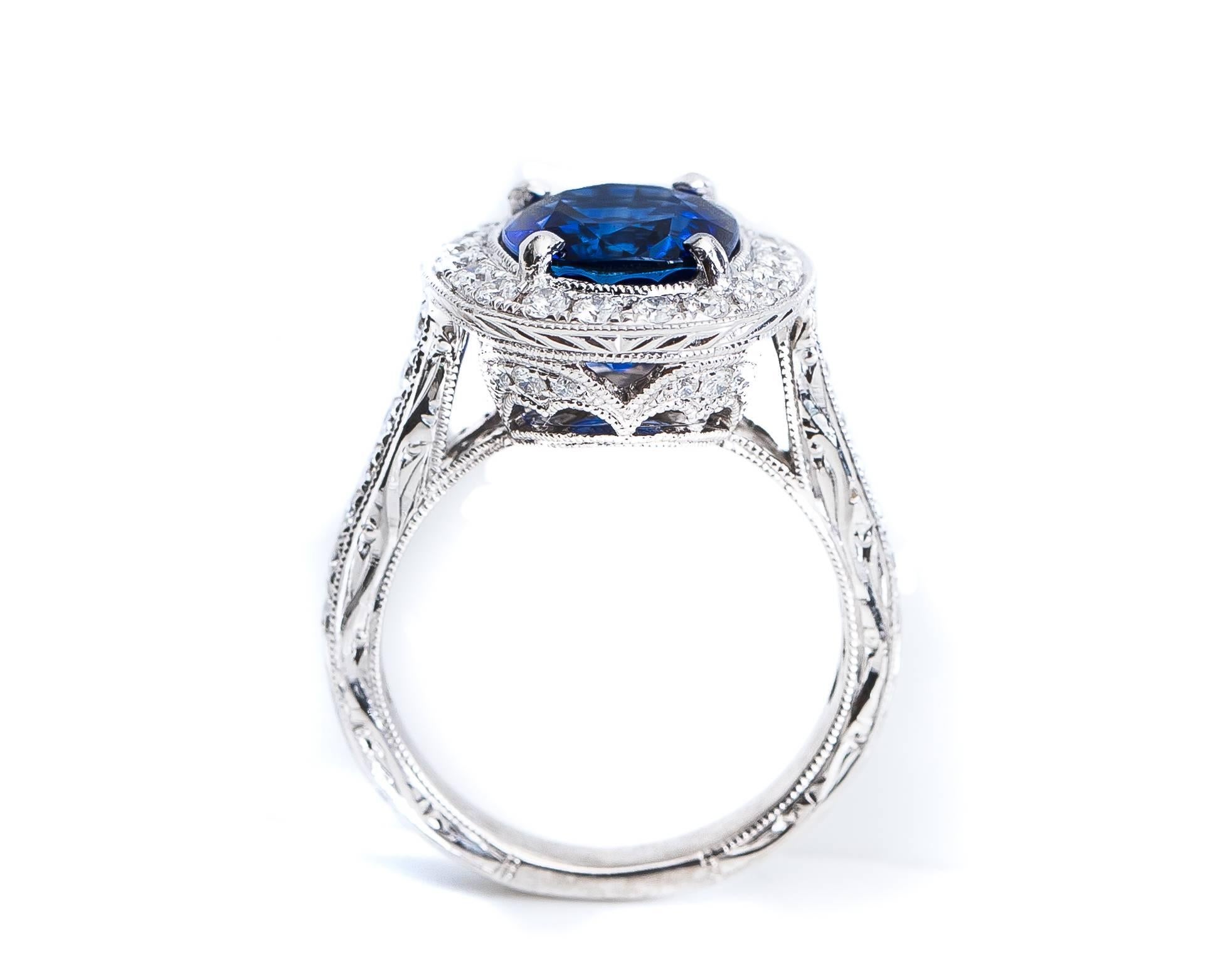 GIA-zertifizierter 3,75 Karat Oval Saphir und Diamant Halo Ring mit Kissenschliff im Angebot 1