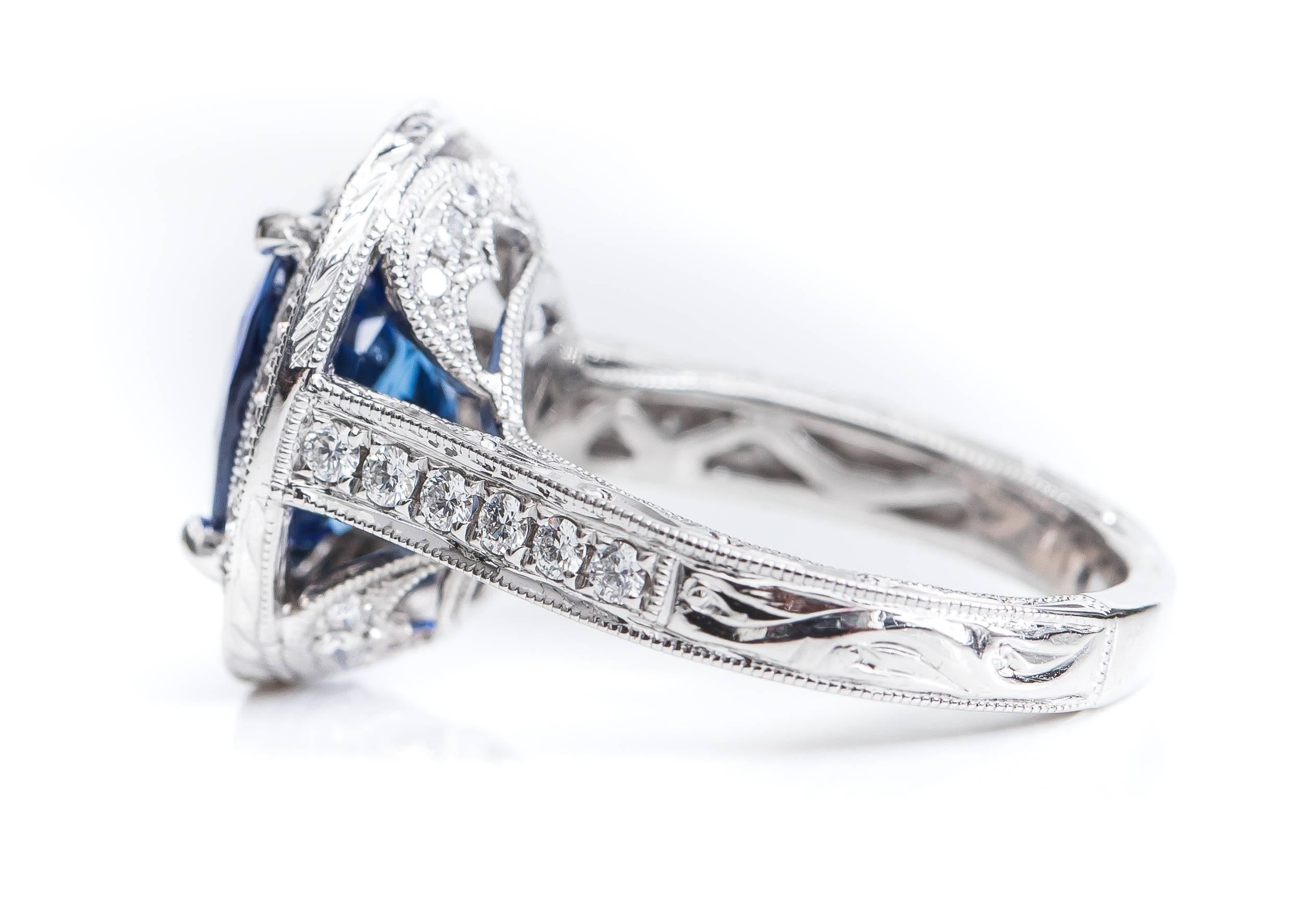 GIA-zertifizierter 3,75 Karat Oval Saphir und Diamant Halo Ring mit Kissenschliff Damen im Angebot