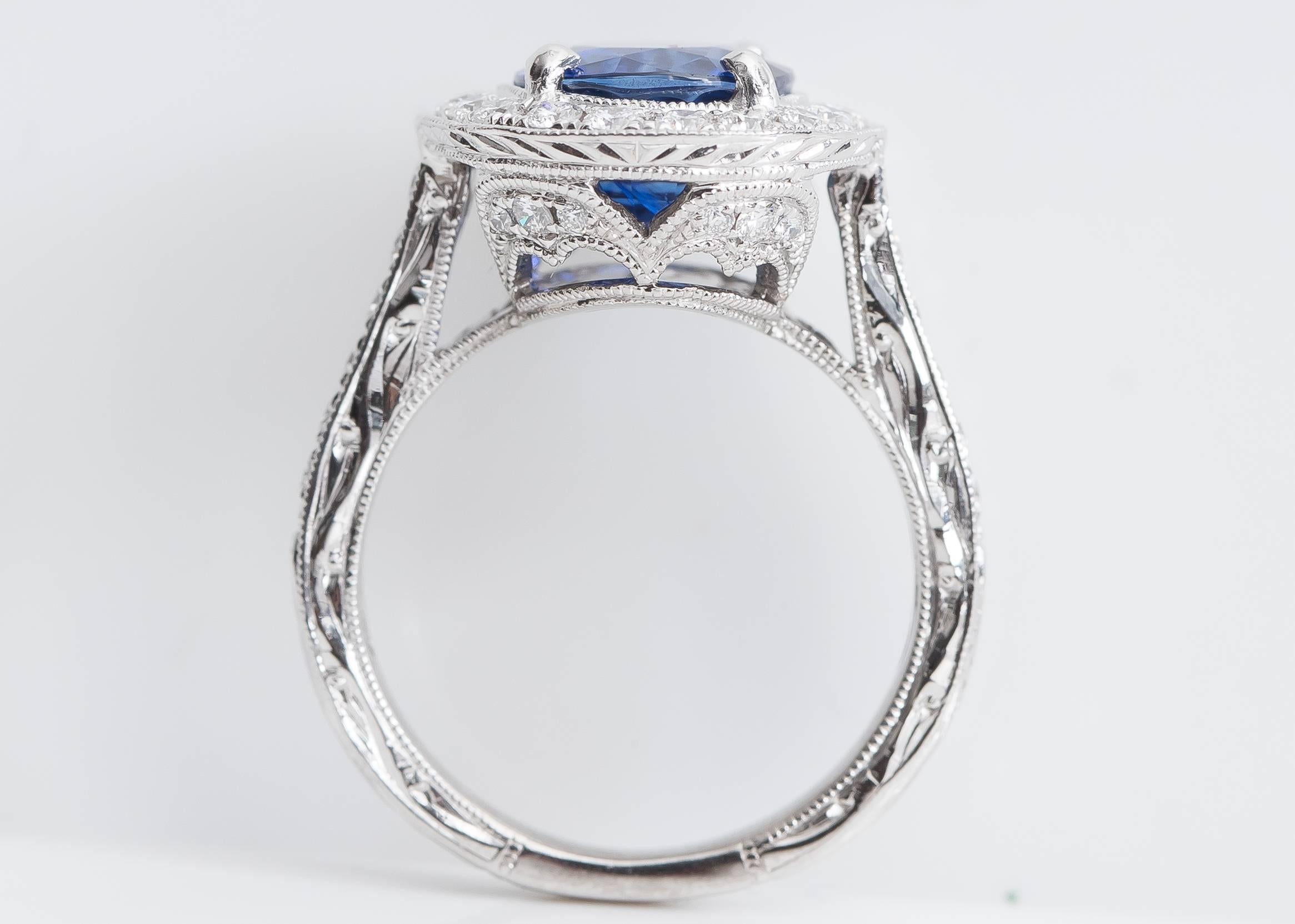 GIA-zertifizierter 3,75 Karat Oval Saphir und Diamant Halo Ring mit Kissenschliff im Angebot 2