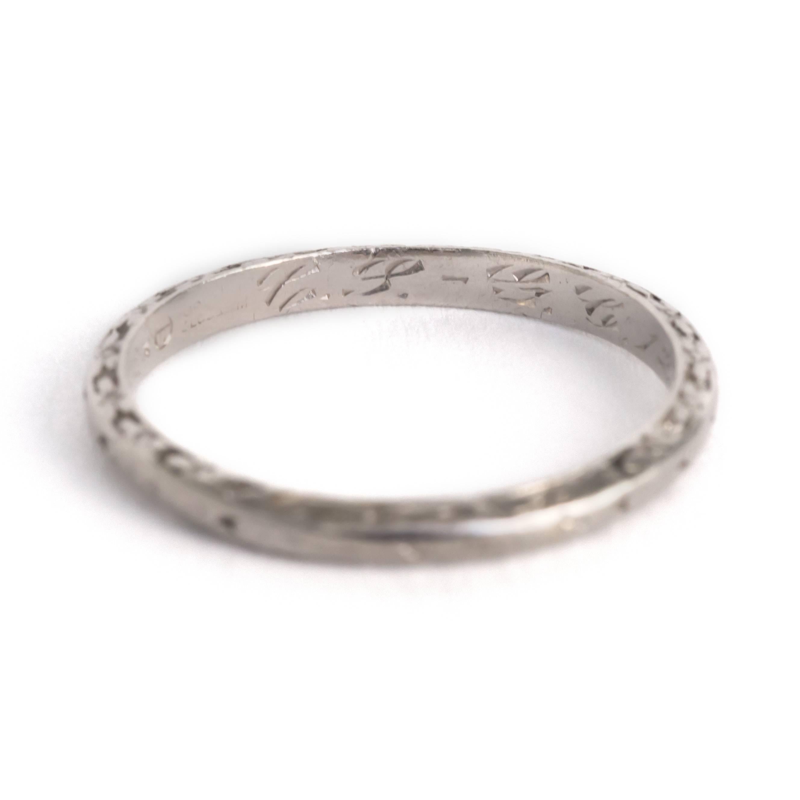 Dettagli dell'articolo: 
Misura dell'anello: Circa 7.45
Tipo di metallo: Platino
Peso: 3.0 grammi

Incisione: C.P. - C & G. 12-8-27

Misura dal dito alla parte superiore della pietra: 1.48 mm