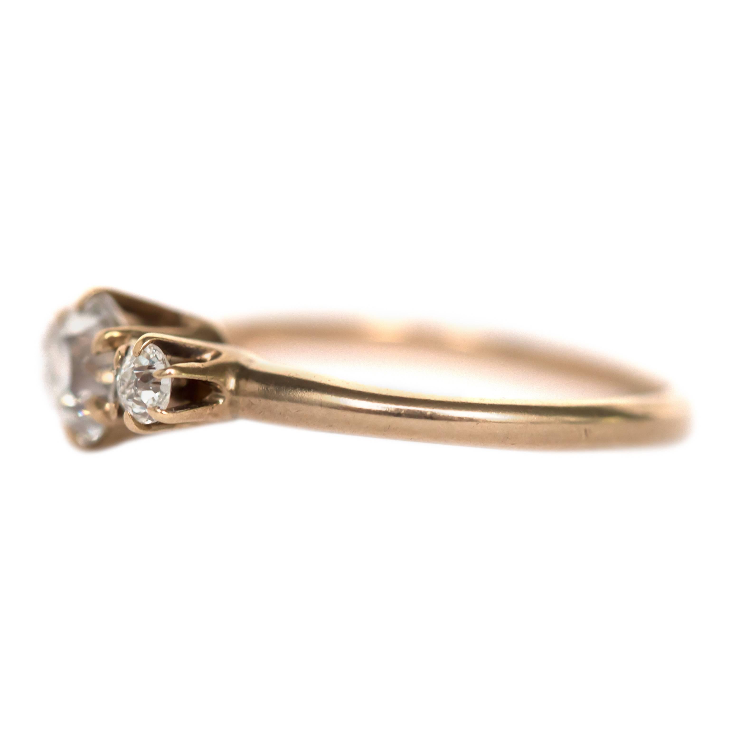 Détails de l'article : 
Taille de l'anneau : 7.25
Type de métal : or jaune 14 carats
Poids : 2,2 grammes

Détails du diamant central :
Forme : Vieille Europe
Poids carat : .50 carat
Couleur : H-I
Clarté : SI2

Détails de la pierre latérale : 
Forme