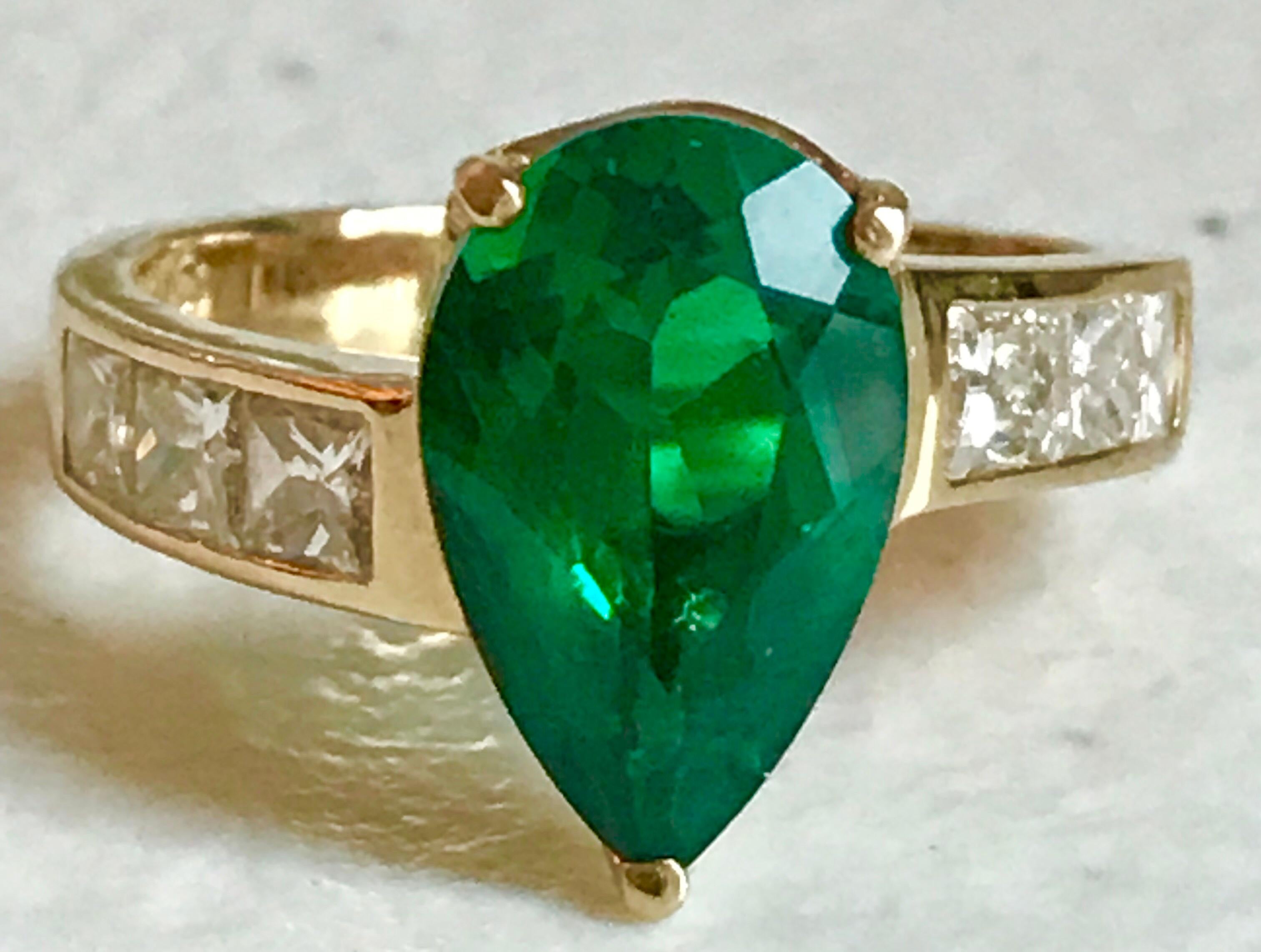 Retro 1950s Pear Cut Chatham Emerald and Diamond 14 Karat Yellow Gold Ring For Sale