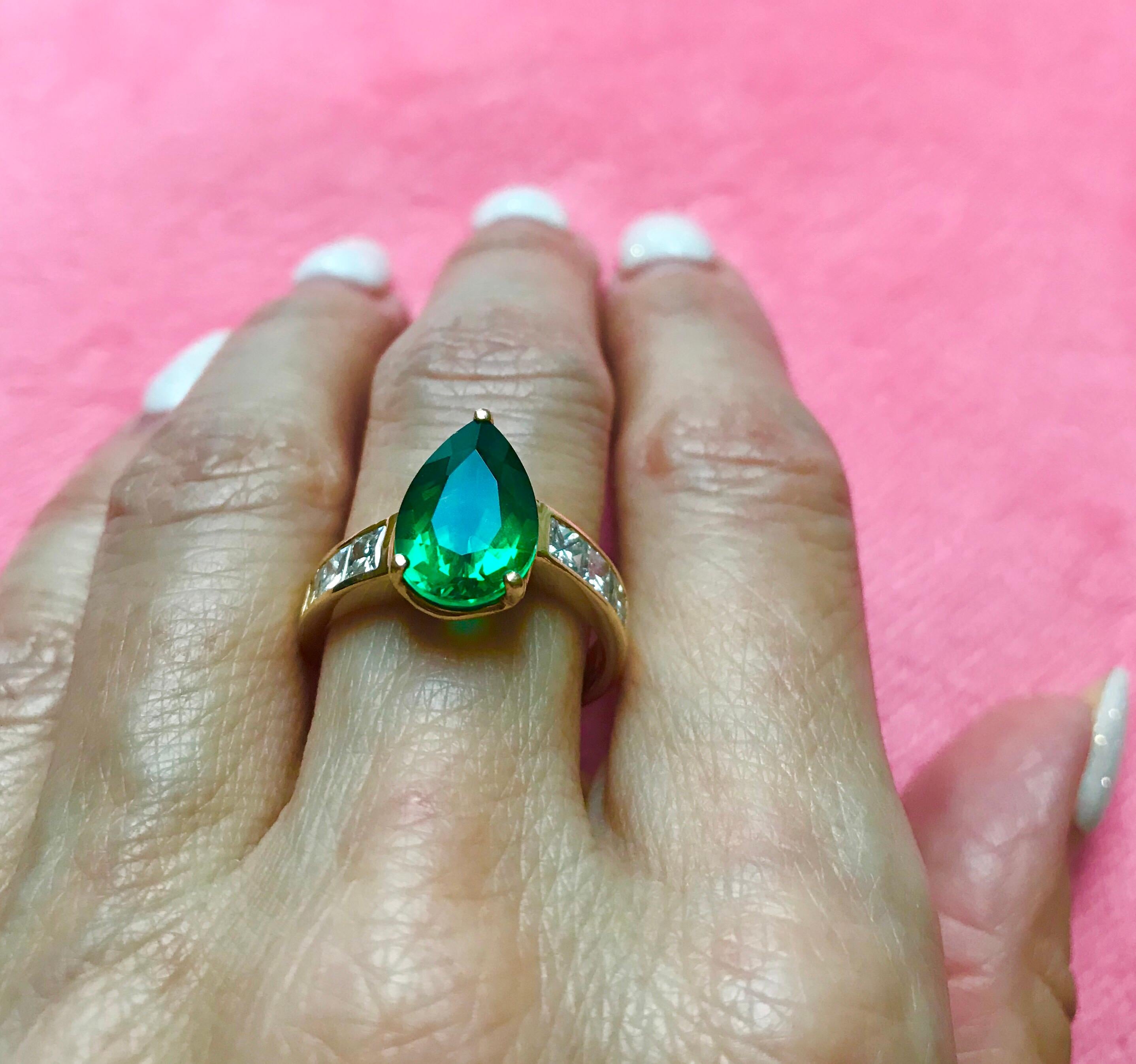 Women's 1950s Pear Cut Chatham Emerald and Diamond 14 Karat Yellow Gold Ring For Sale