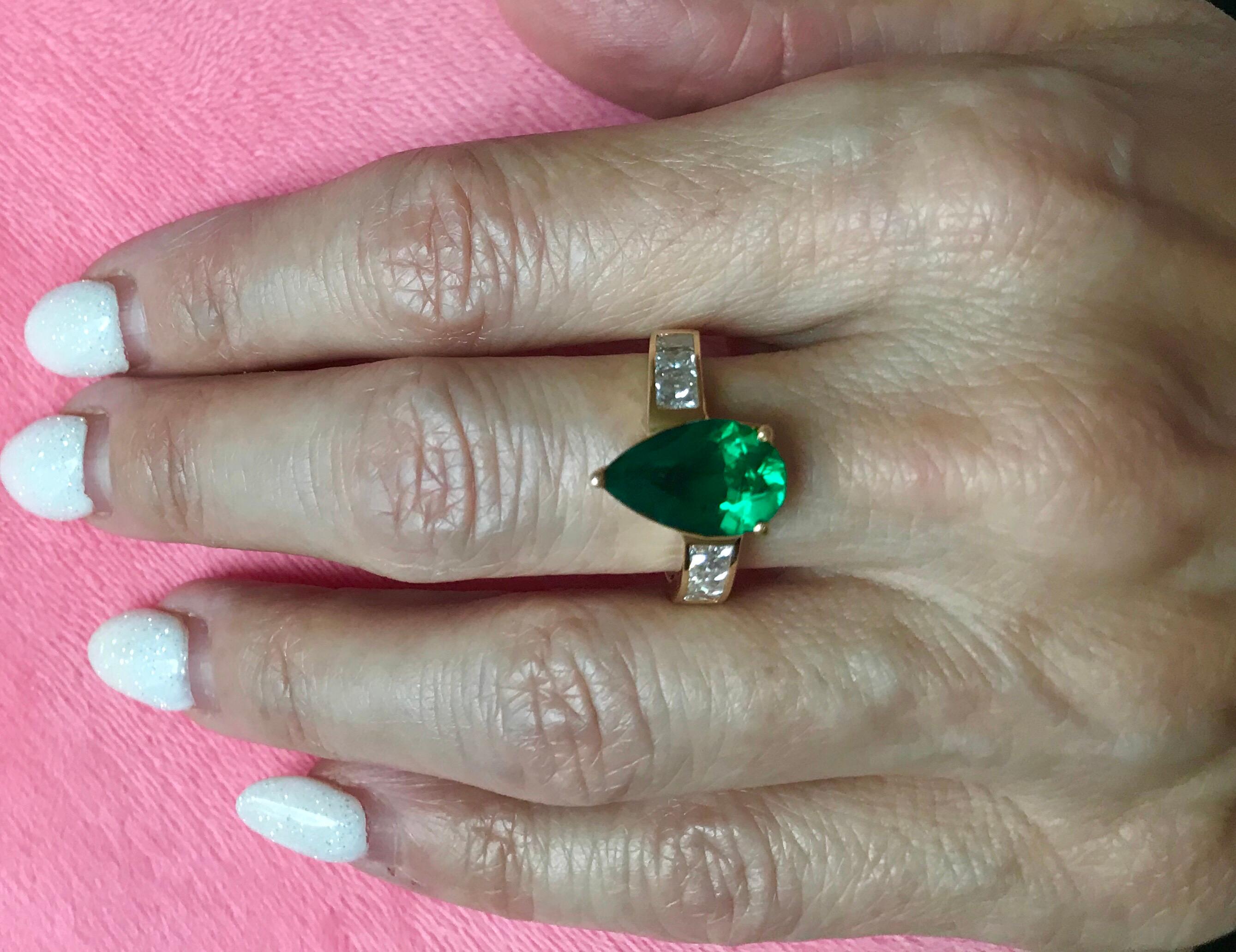 1950s Pear Cut Chatham Emerald and Diamond 14 Karat Yellow Gold Ring For Sale 1