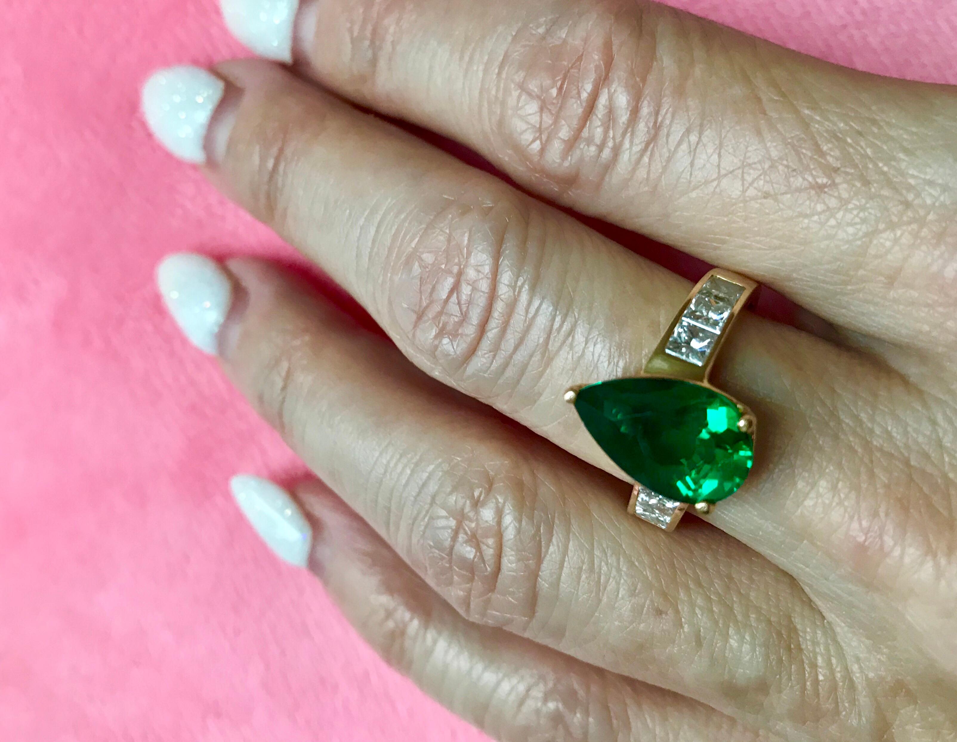 1950s Pear Cut Chatham Emerald and Diamond 14 Karat Yellow Gold Ring For Sale 2