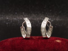 Orecchini a tortiglione con diamante Baguette in oro bianco 18k