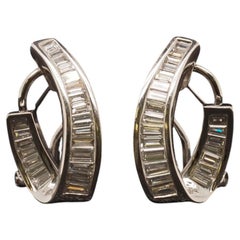Orecchini a tortiglione con diamante Baguette in oro bianco 18k