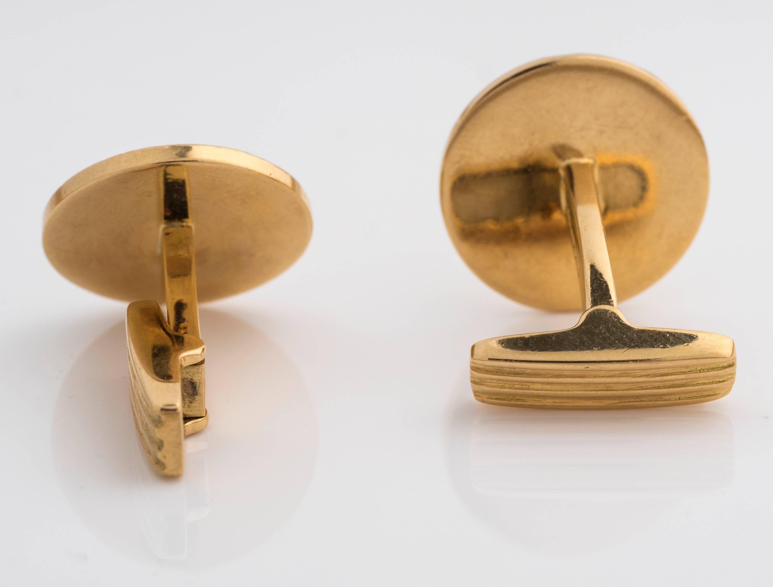 A pair of classic Tom Ford folding cufflinks. Circular line pattern on the caps and fold out 