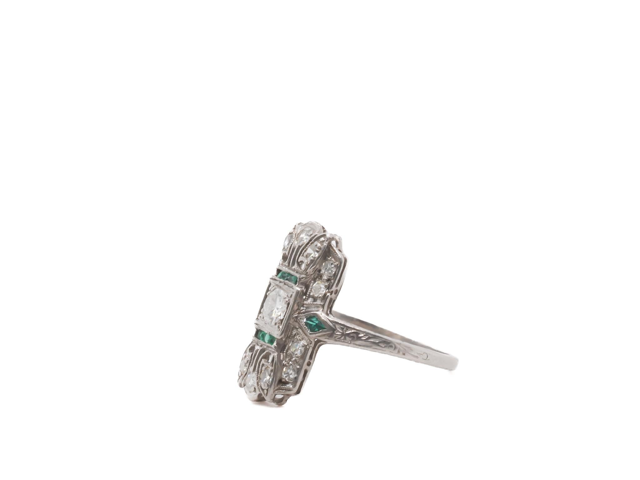 Anillo Art Decó de platino con diamantes y esmeraldas de los años 20 - VEG#47b en venta 2