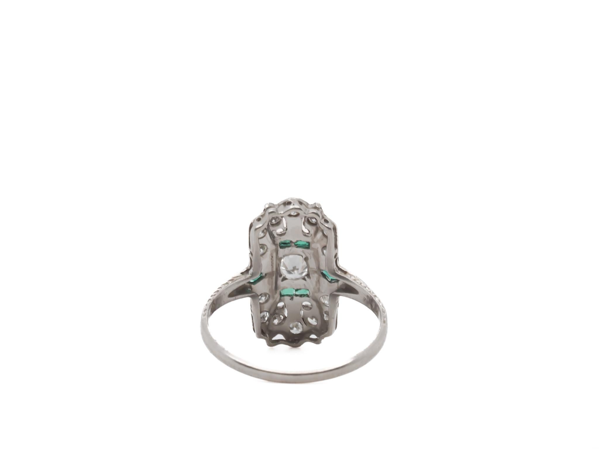 Anillo Art Decó de platino con diamantes y esmeraldas de los años 20 - VEG#47b en venta 1