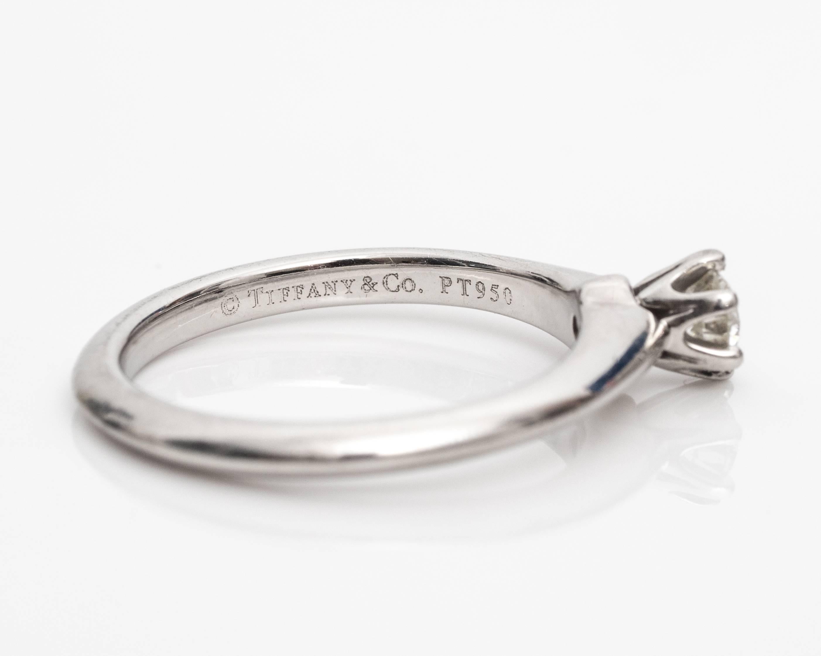De las mujeres Años 90 Tiffany & Co. Anillo solitario de platino y diamantes