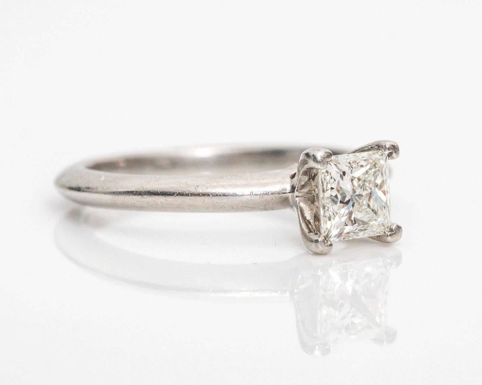 Taille princesse Tiffany & Co. Bague de fiançailles solitaire en platine avec diamant Classic en vente