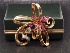 Broche de rubíes y diamantes de Trabert & Hoeffer Mauboussin, de oro amarillo de 14 quilates, de una colección privada