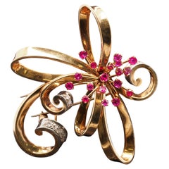 Broche de rubíes y diamantes de Trabert & Hoeffer Mauboussin, de oro amarillo de 14 quilates, de una colección privada