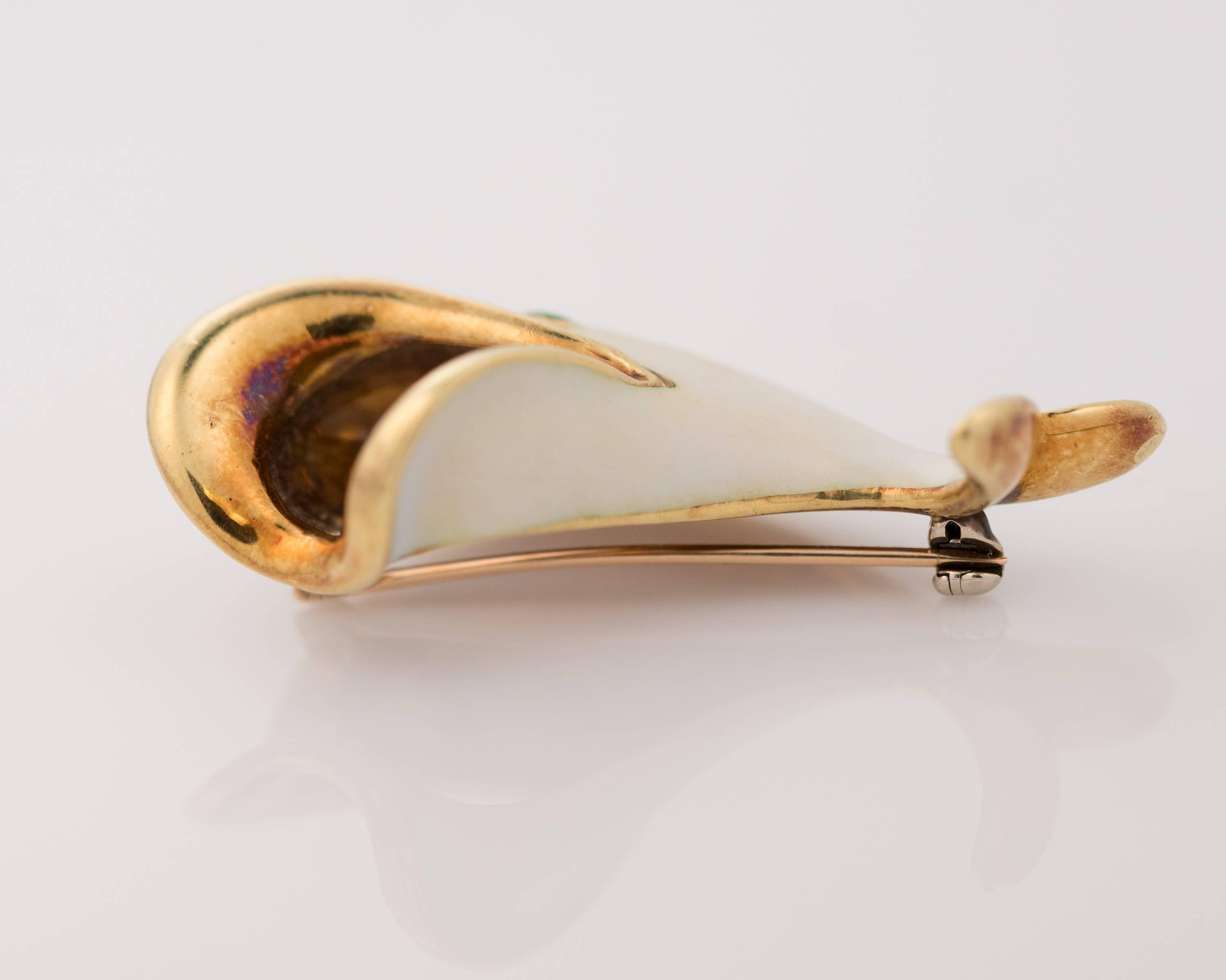 1950s 18K Gold and Enamel White Whale Brooch In Good Condition In Atlanta, GA