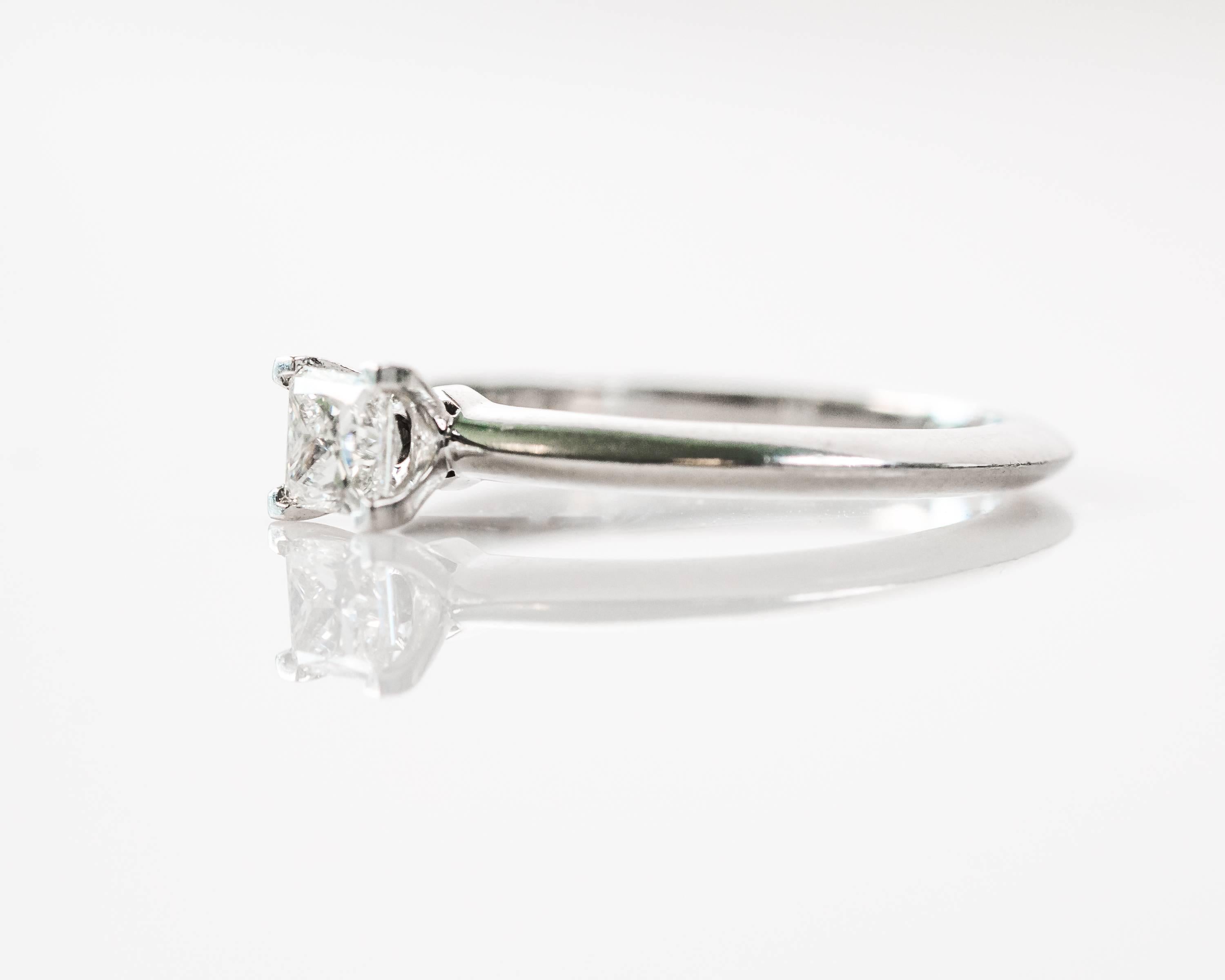 Verlobungsring aus Platin von Tiffany & Co. mit 0,33 Karat Diamant im Prinzessinnenschliff und Platin (Moderne) im Angebot