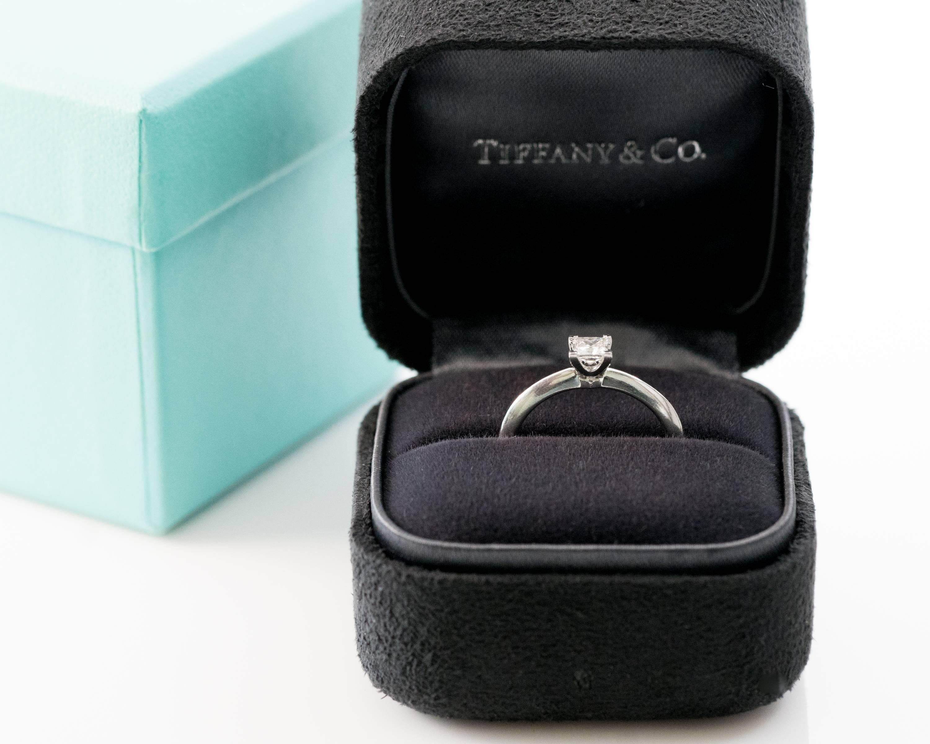 Verlobungsring aus Platin von Tiffany & Co. mit 0,33 Karat Diamant im Prinzessinnenschliff und Platin (Carréschliff) im Angebot