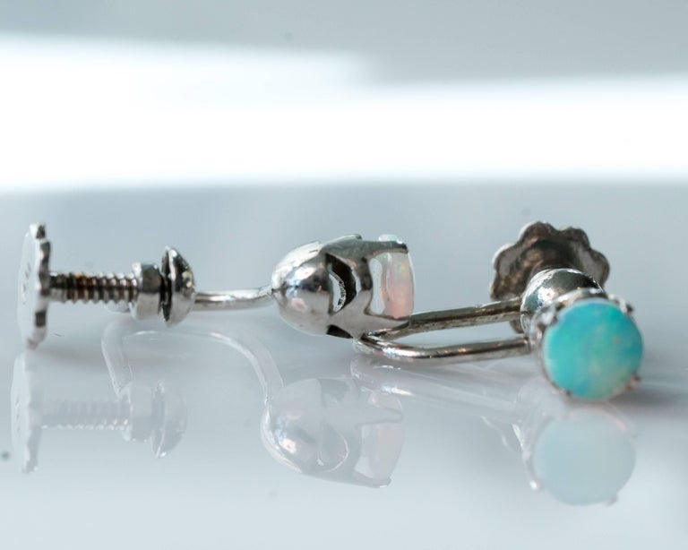 1940s 1.00 Carat Opal and 14K Gold Screw Back Earrings For Sale at