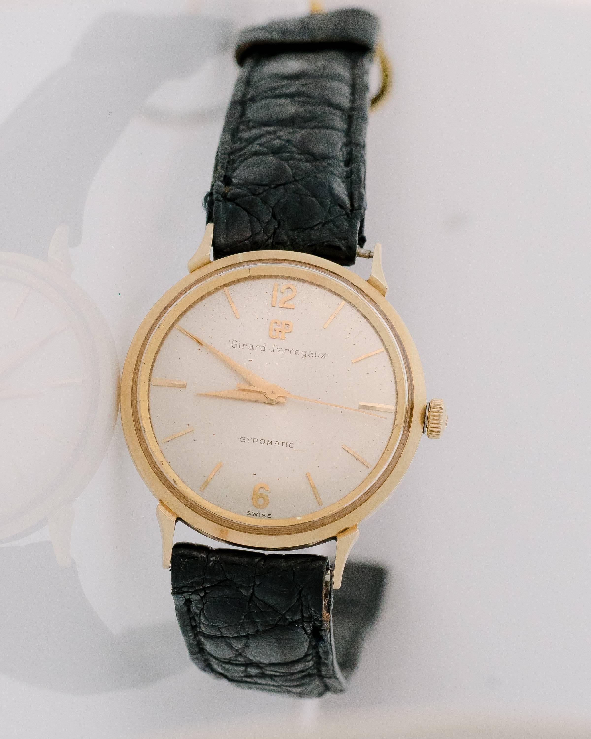 Cette montre-bracelet rétro Girard Perregaux Gyromatic en or jaune 14 carats des années 1950 présente un look classique adapté à une utilisation quotidienne. Elle possède la couronne d'origine qui est poinçonnée GP et un dos bulle très désirable qui