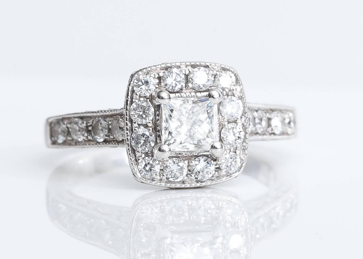 Bague de fiançailles en or blanc 14 carats avec halo de diamants taille princesse de 0,50 carat Pour femmes en vente