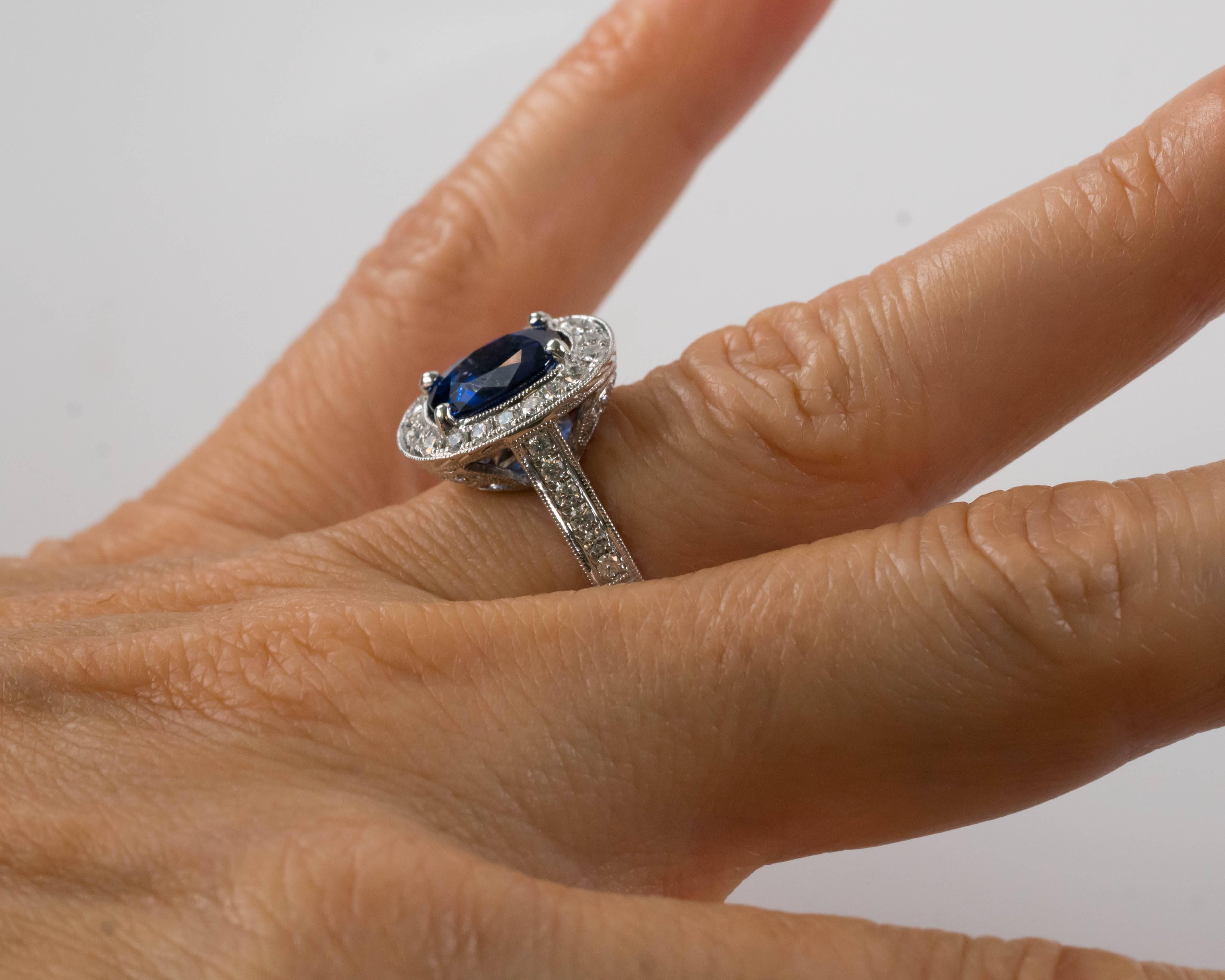 GIA-zertifizierter 3,75 Karat Oval Saphir und Diamant Halo Ring mit Kissenschliff im Angebot 4