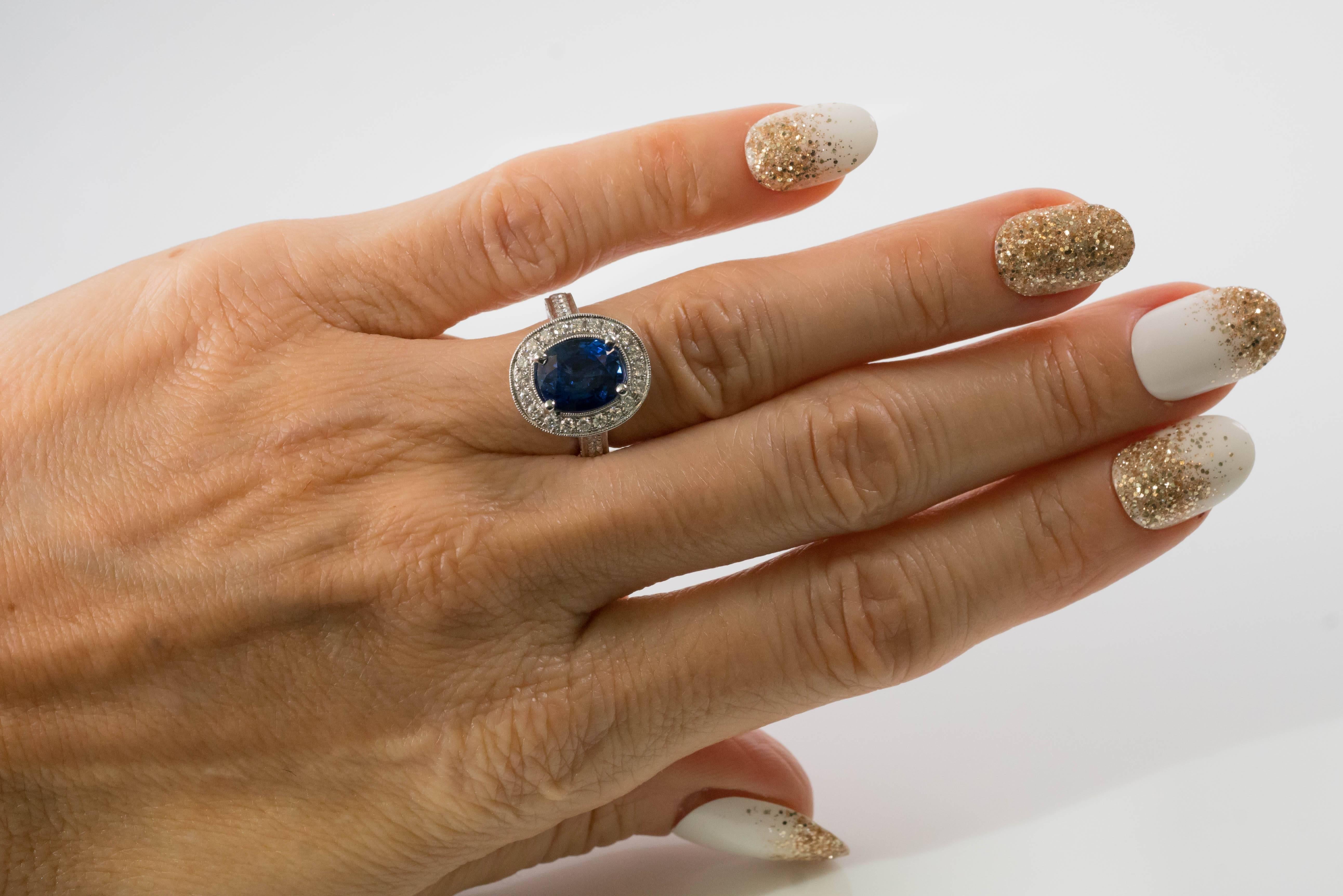 GIA-zertifizierter 3,75 Karat Oval Saphir und Diamant Halo Ring mit Kissenschliff im Angebot 5