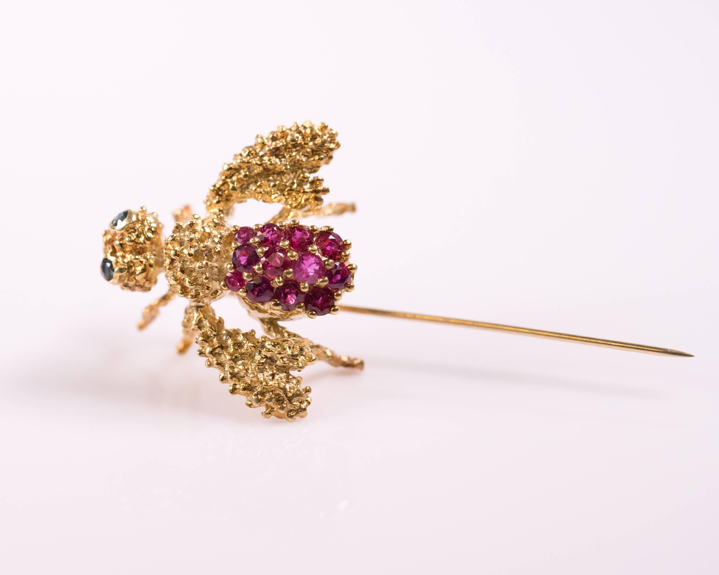 Épingle en forme d'abeille en or 18 carats, rubis et saphirs, années 1980 en vente 1