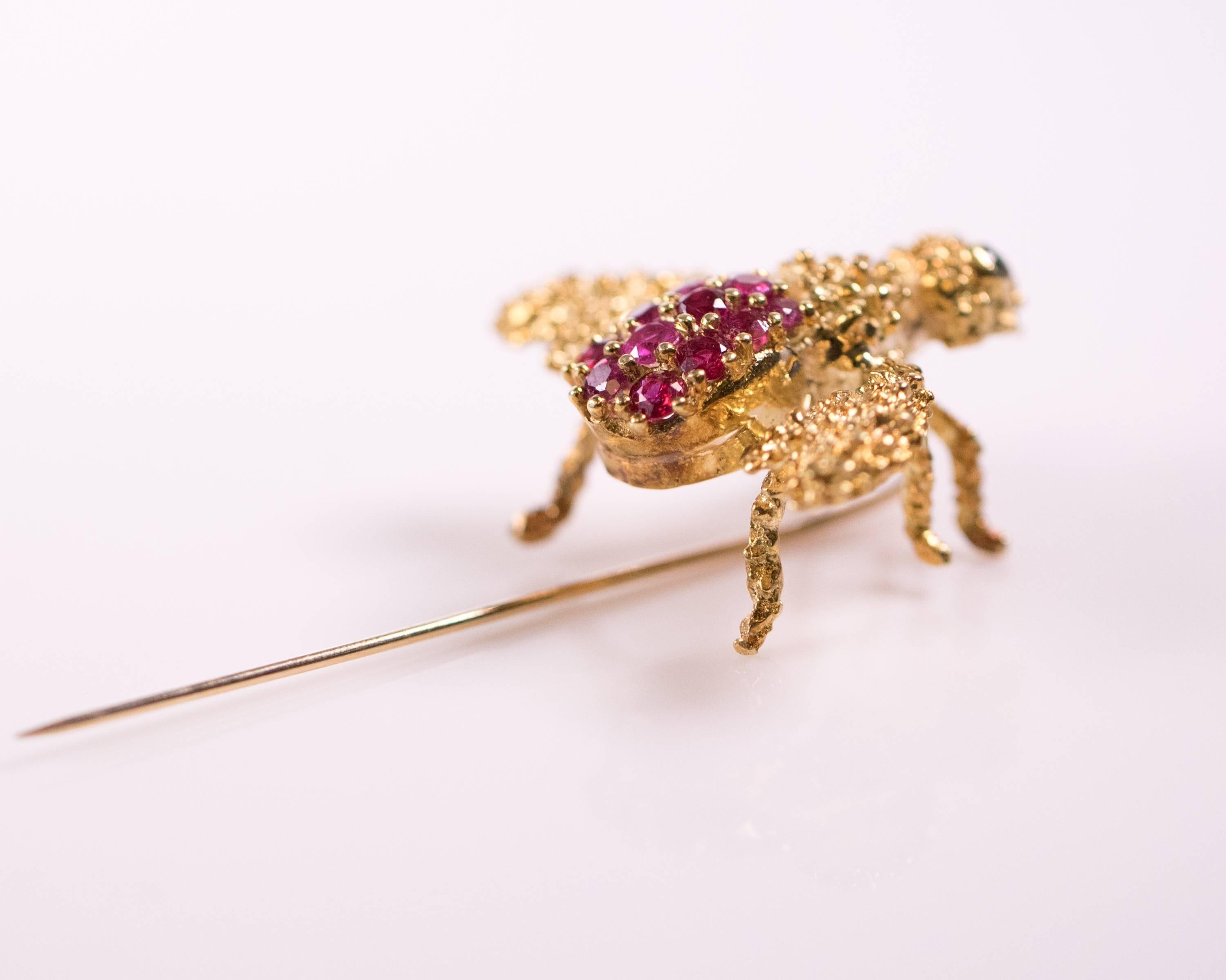 Moderne Épingle en forme d'abeille en or 18 carats, rubis et saphirs, années 1980 en vente