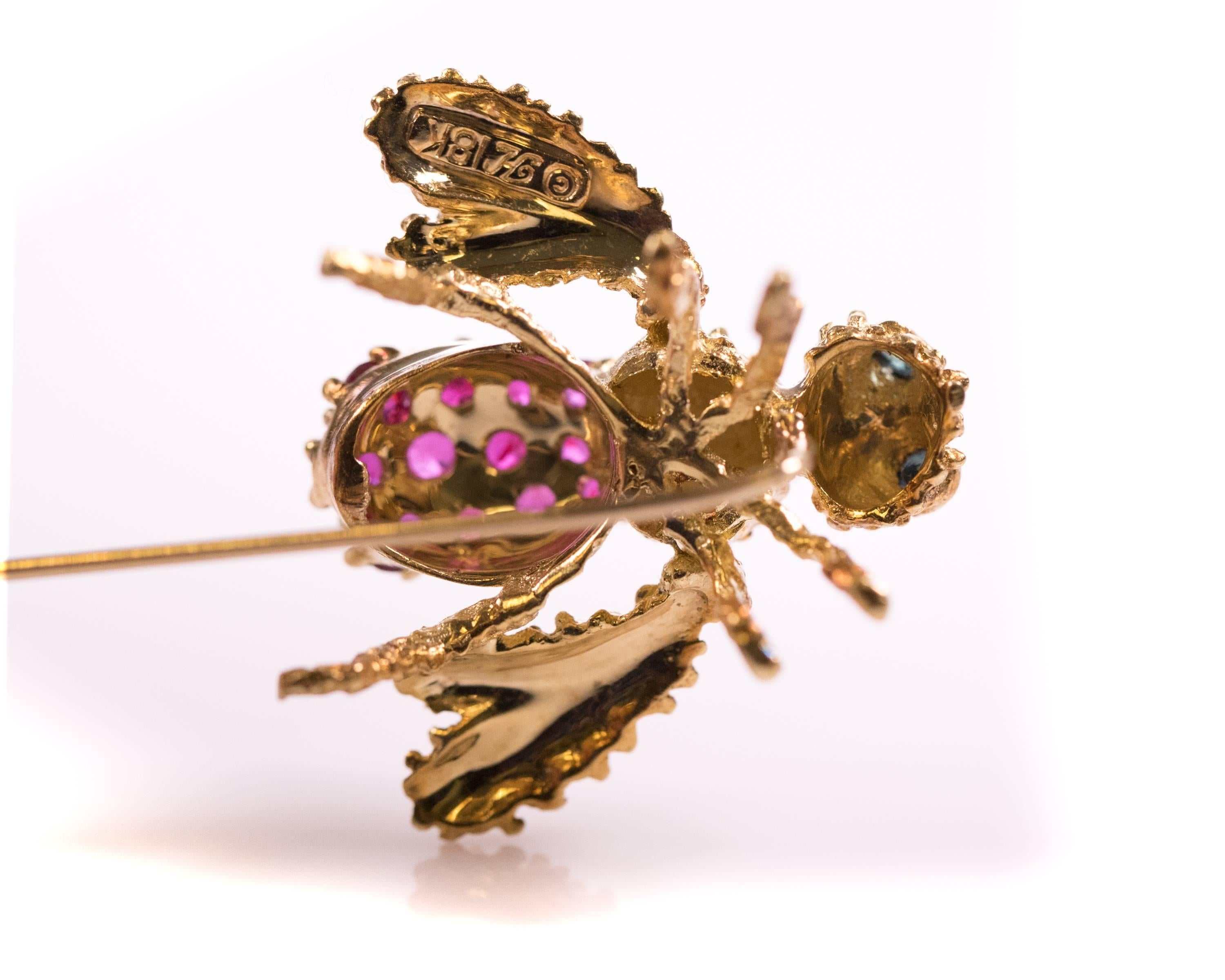 Épingle en forme d'abeille en or 18 carats, rubis et saphirs, années 1980 en vente 2