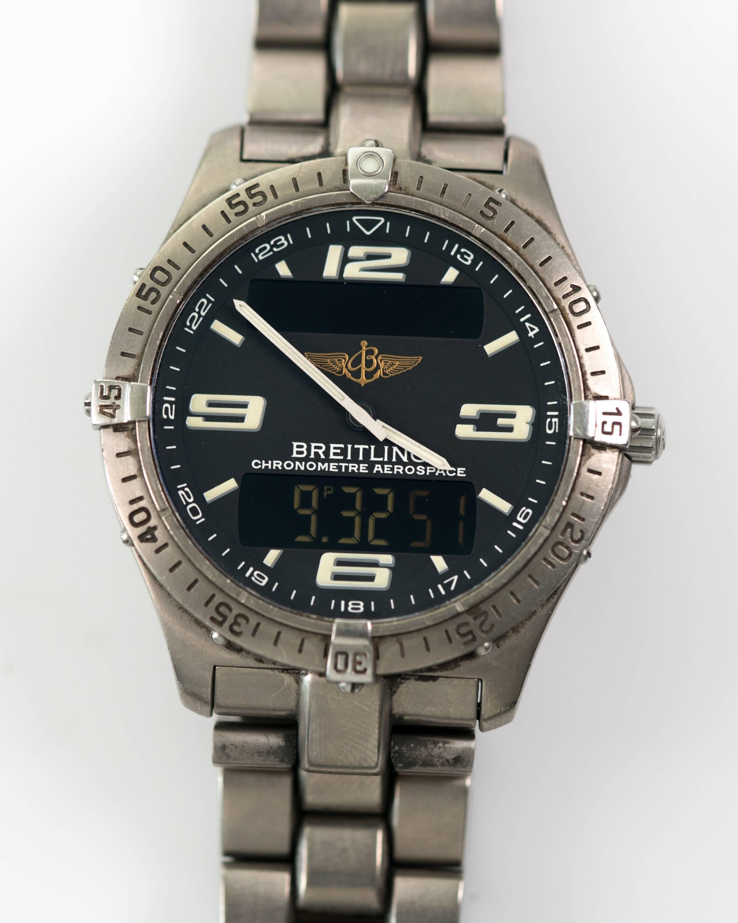 Breitling Professional Aerospace Evo Wolfram Grau Titan Unisex Uhr. 
Diese Multifunktionsuhr aus den 1990er Jahren verfügt über ein 42-Millimeter-Gehäuse, ein Armband mit Flip-Lock-Verschluss, eine drehbare Lünette, ein schwarzes arabisches