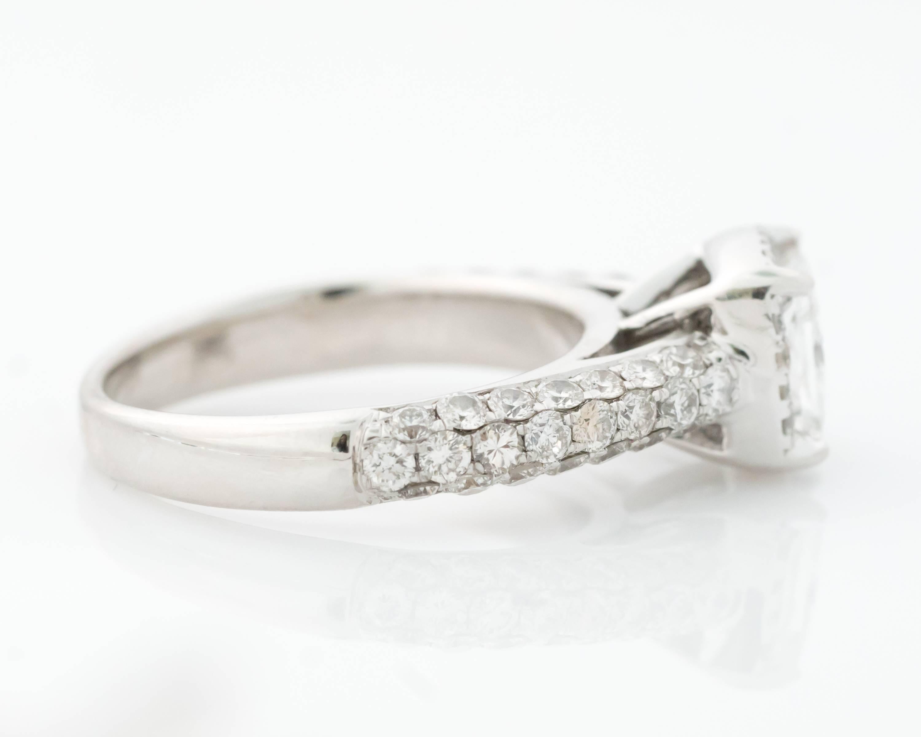 Moderne Bague de fiançailles en or blanc 14 carats avec halo de diamants taille princesse de 1,00 carat en vente