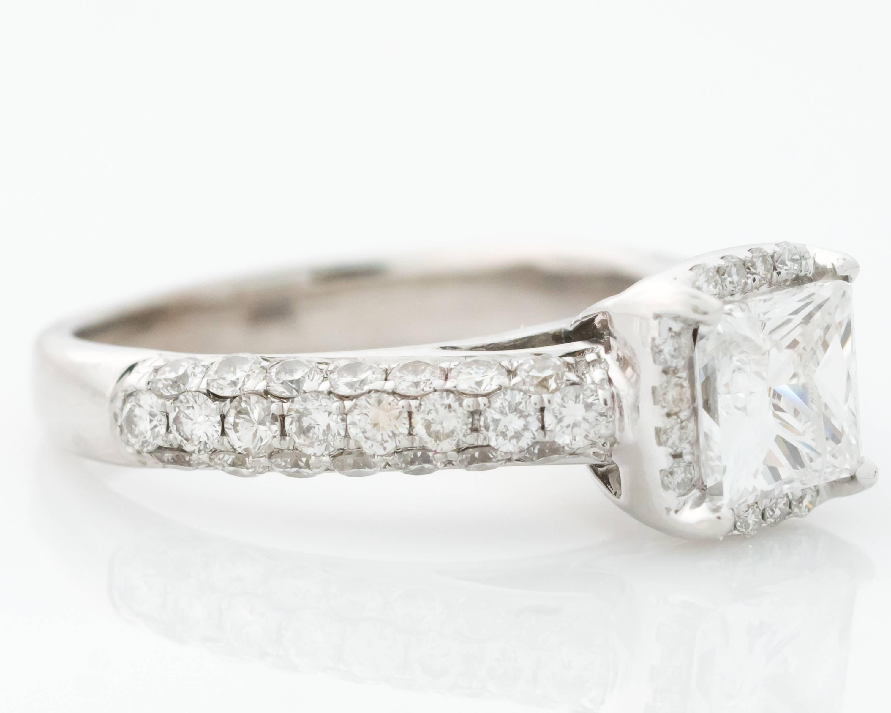 2017 Brandneu und hausgemacht!
1.00 Karat Princess Cut Diamant Solitär Verlobungsring mit Diamant Halo.
Dieser Ring aus 14 Karat Weißgold hat einen 6 Millimeter großen Mittelstein in einer 4-Krappen-Fassung. Die vordere Hälfte der Ringschiene ist